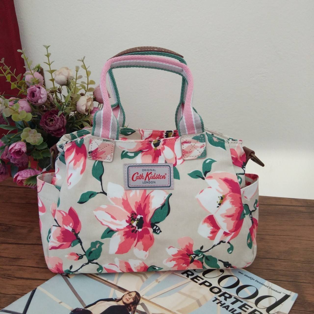 Cath Kidston กระเป๋าถือหรือสะพายข้างสไตล์วินเทจ น้ำหนักเบา เปิดปิดกระเป๋าด้วยซิป ด้านหน้าประดับโลโก้ Cath Kidston ด้านข้างมีช่องเล็กใส่ของ