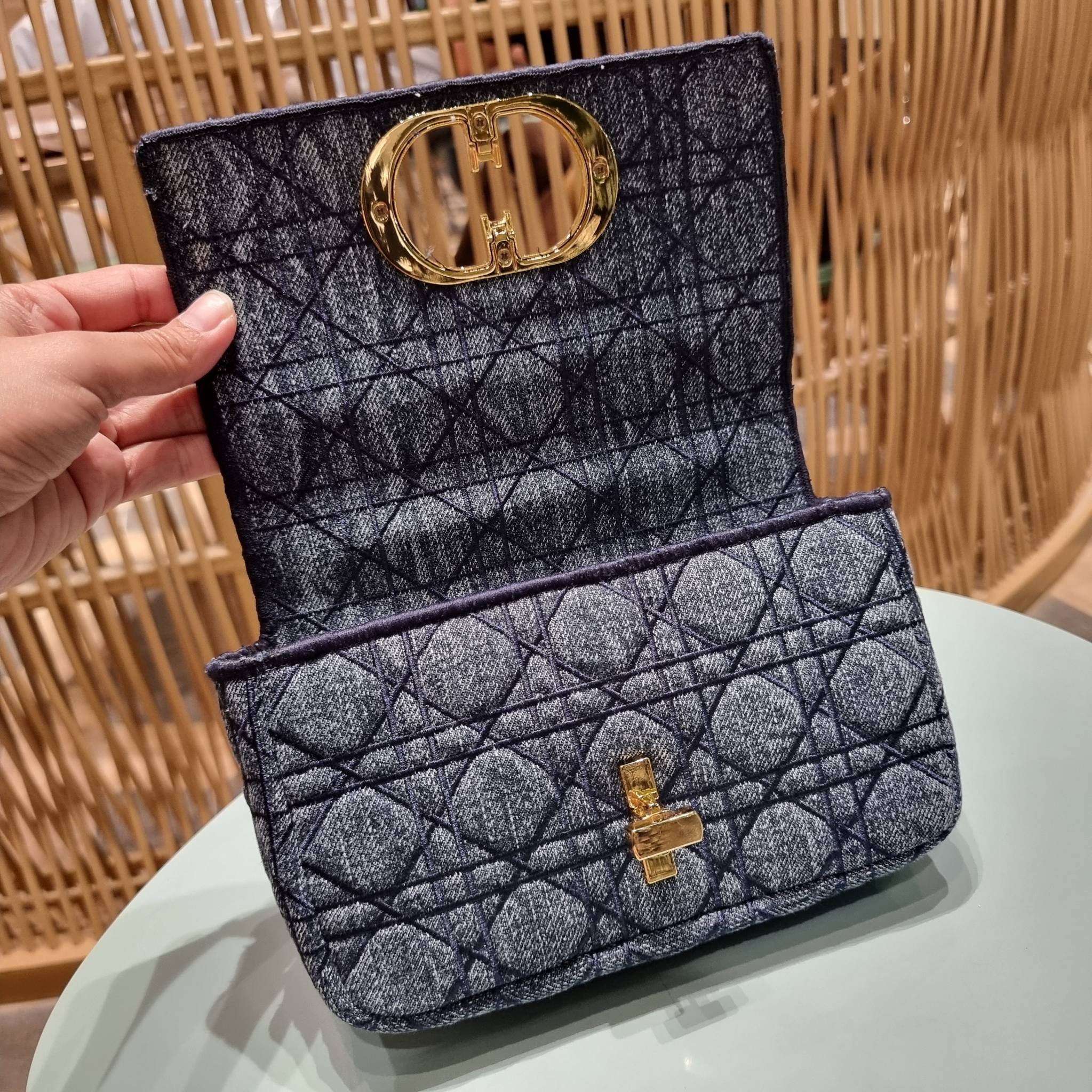 VIP CD SMALL CARO SHOULDER BAG / DIOR CARO / Dior Cruise 2021 Bag กระเป๋าสะพายข้างทรงสวย ดีไซน์ย้อนยุค ที่รอบนี้โดดเด่นเป็นเอกลักษณ์มากๆ ดีไซน์สีเดนิมคลาสสิค เปิด-ปิดด้วยอะไหล่บิดล็อค หรูหรา ใช้งานง่าย วัสดุผ้าเดนิมทนทาน ภายในเป็นช่องโล่ง มีช่องย่อย ด้านห