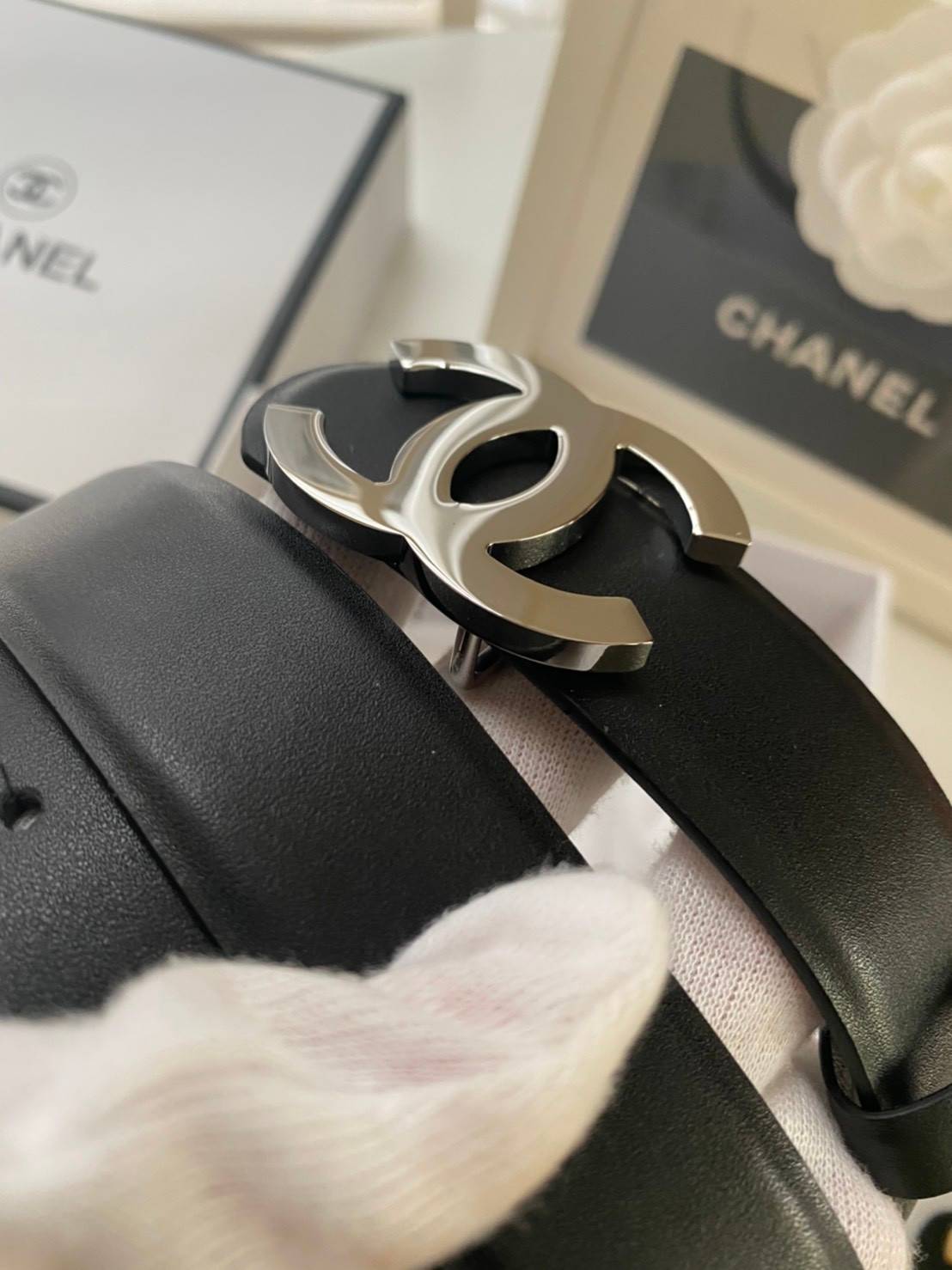 CHANEL BELT เข็มขัดสุดหรูสายหนังแท้ หรูหรา น้อยแต่มาก ภาพถ่ายจากงานขายจริง โลโก้ 3D metal เข้าได้กับทุกลุ๊คสไตล์การเเต่งตัว สวยหรูดูดีมีระดับ ไอเท็มนี้แนะนำเลยค่าา มาน้อยรีบๆ หน่อยน้าา