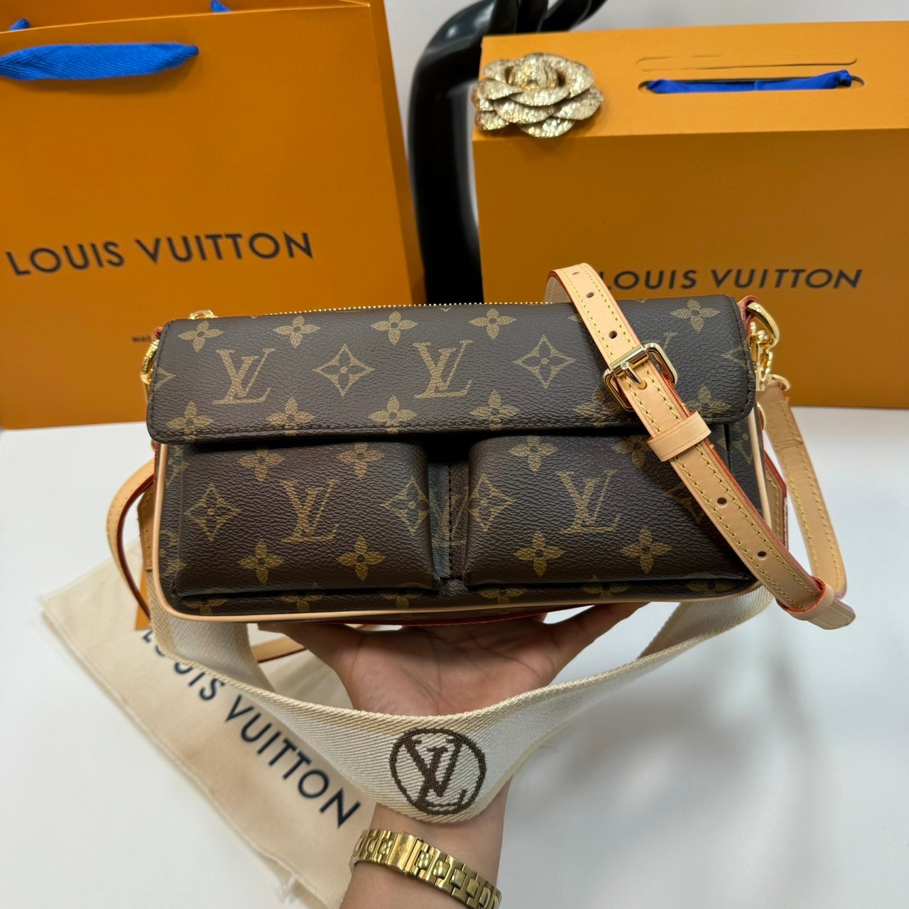 LV Vivacité Monogram Monogram Canvas กระเป๋าถือสะพายลายโมโนแกรม เกรดออริ ท็อป 1:1 เกรดแคนวาสแท้อย่างดี ลายคมชัด ใช้งานต่างประเทศได้