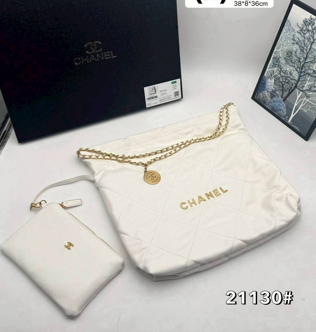 Small CHANEL 22 Handbag แรงเกินต้านที่สุดกับไอเท็มนี้ ที่สาวๆหรือใครๆก็ต้องมี มาในไซส์ใหญ่ รูปทรงใช้ง่ายขึ้น แต่ยังจุได้หนักๆเหมือนเดิม ดูหรูหรา เกินเรื่องที่สุด กับกระเป๋าสะพาย ดีไซน์เรียบหรู คลาสสิค แถมได้ใบลูกไปอีก