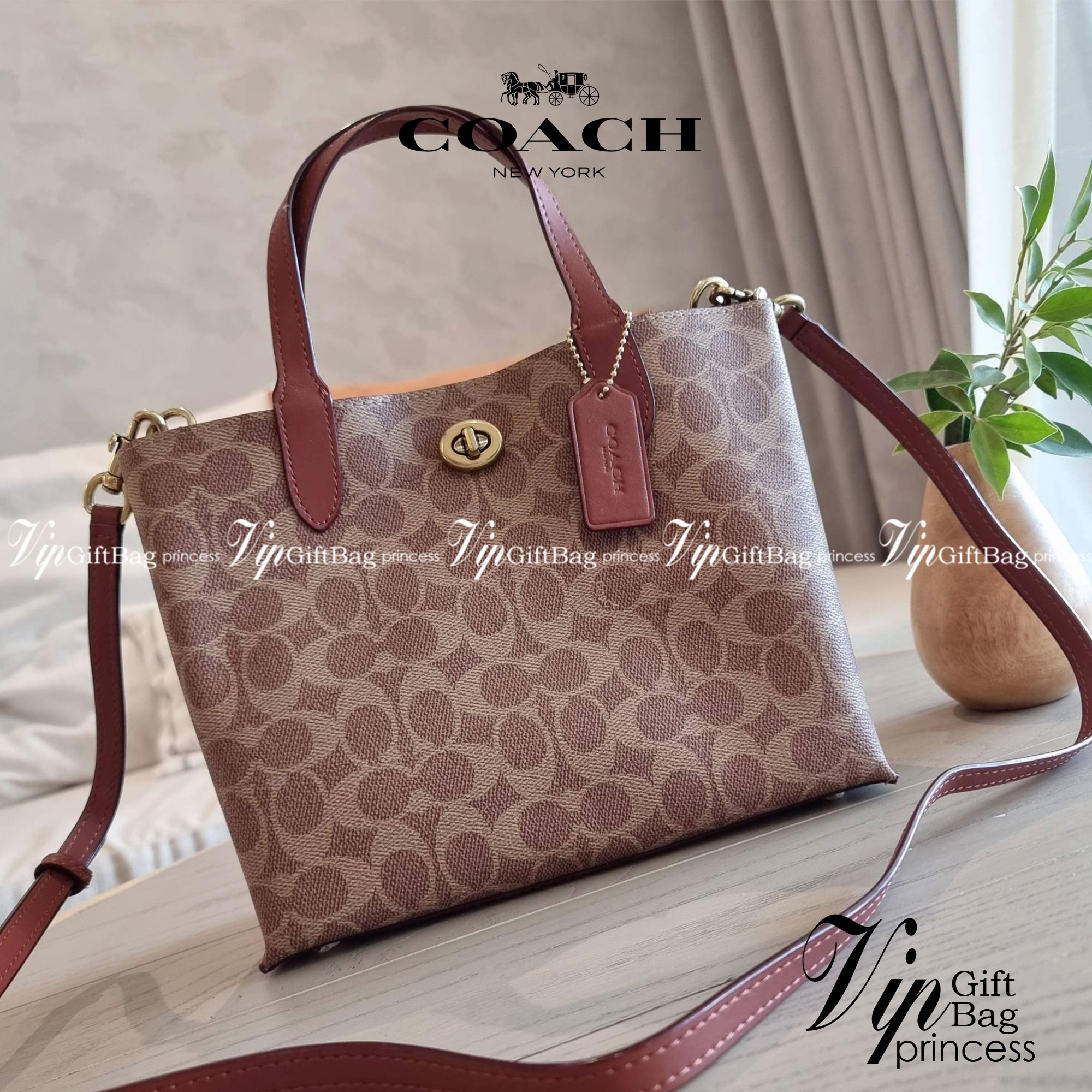 COACH C8562 WILLOW TOTE 24 IN SIGNATURE CANVAS น้องสาวลุคลูกคุณมาแล้วจ้า กระเป๋าถือ/สะพาย ดีไซน์สุดคลาสสิค ไอเท็มขายดีที่สุด ลงตัว เรียบหรู ใบจริงคือผู้ดี๊ผู้ดี ใช่ได้ทุกๆโอกาส วัสดุหนังแคนวาส ทนทาน เปิดปิดด้วยตัวบิดล็อค และอีกฝั่งเป็นกระดุมแม่เหล็ก ภายใน