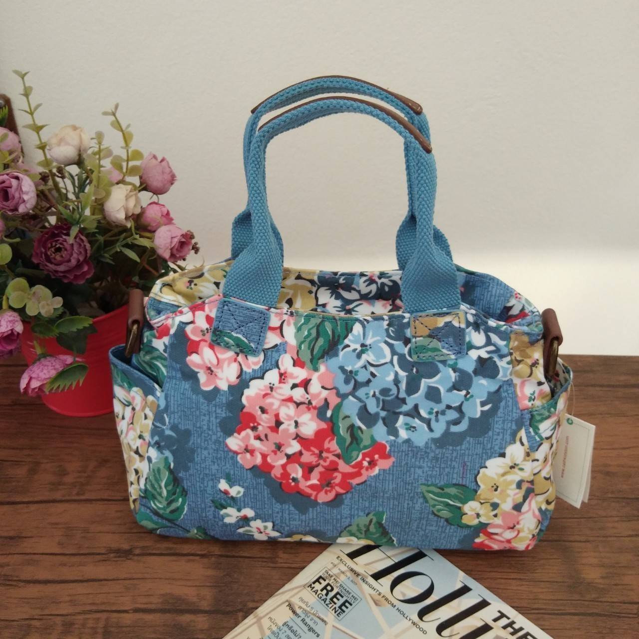 Cath Kidston กระเป๋าถือหรือสะพายข้างสไตล์วินเทจ น้ำหนักเบา เปิดปิดกระเป๋าด้วยซิป ด้านหน้าประดับโลโก้ Cath Kidston ด้านข้างมีช่องเล็กใส่ของ
