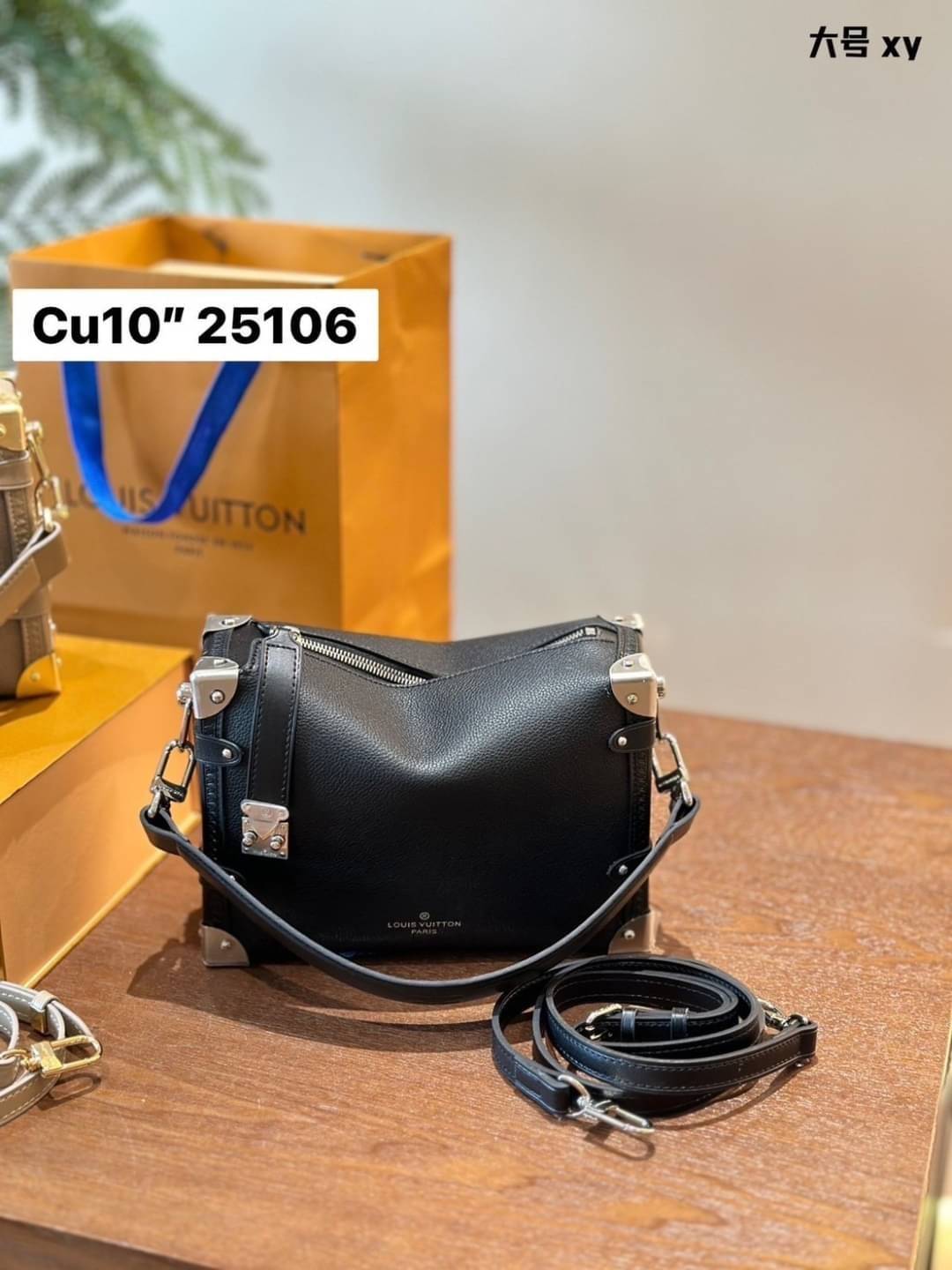 LV Side Trunk MM Leather Bag กระเป๋าสะพายทรงกล่องคลาสสิกทันสมัยมีสไตล์ รุ่นใหม่หนังเรียบสวยสุดไอคอนิก พร้อมตอบรับได้ทุกลุค ทุกสไตล์ -- [รับตัวแทนกระเป๋า]