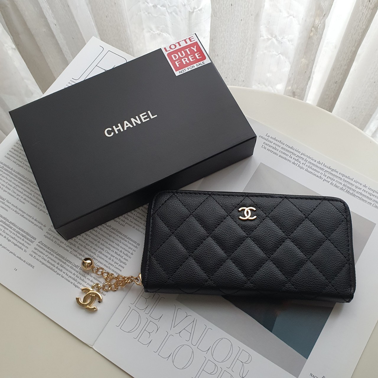 พร้อมส่งรุ่นขายดี! Don't Miss! Chanel Beaute Wallet Complimentary VIP Gift With Purchase (GWP) กระเป๋าสตางค์พรีเมี่ยมกิ๊ฟ จาก Chanel Cosmetic Counter Duty free วัสดุหนังคาเวียร์สวยหรูเปิดปิดด้วยซิปสะดวกใช้ ด้านหน้าประดับโลโก้แบรนด์อะไหล่ทอง ภายในมีช่