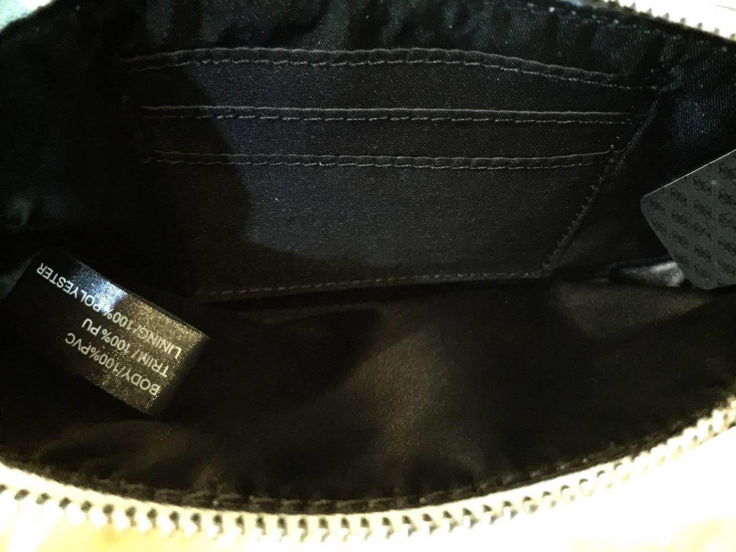 มาแว้วว! รอบนี้ห้ามพลาดนะคะ! GUESS LEATHER CLUTH BAG กระเป๋าคลัชรุ่นใหม่ล่าสุดหนังเรียบปั้มลาย G สวยอยู่ทรงดูแลรักษาง่าย มีสายคล้องมือ เปิดปิดด้วยซิปสะดวกใช้ ด้านหน้าประดับโลโก้แบรนด์อะไหล่เงิน ภายในมีช่องใส่บัตร สามารถใส่แบงก์พัน / บัตรเครดิต / iphone7+ 