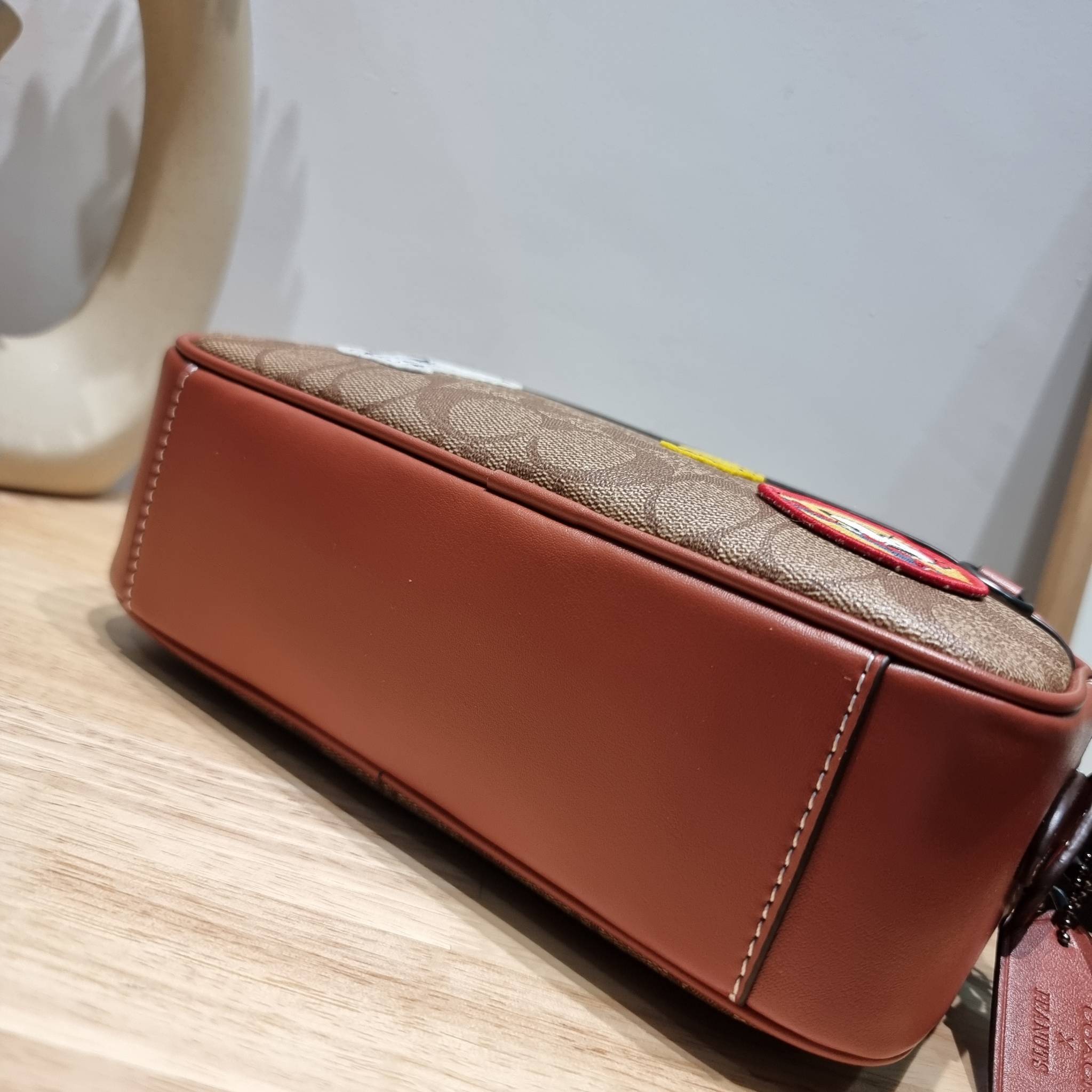 Coach X Peanuts Graham Crossbody In Signature Canvas With Patches CE746 กระเป๋าครอสบอดี้ทรงยอดฮิต กับคอลเลคชั่นใหม่ เฉลิมฉลองเทศกาลคริสต์มาส รุ่นนี้สามารถใช้ยูนิเซ็กส์ สาวๆหนุ่มๆได้หมด น่ารักน่าใช้เกิน!! รูปทรงดีไซน์คลาสสิค สีสันโดดเด่นสดใส ใช้งานสะดวก วั