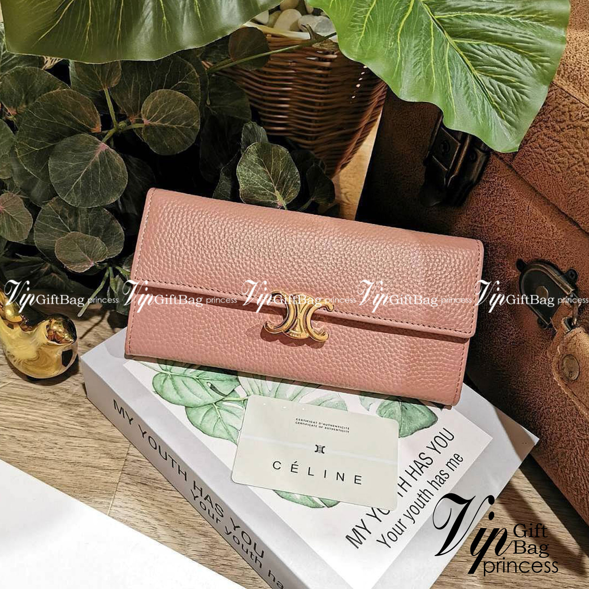 CELINE LONG WALLET BAG VIP วัสดุหนังแท้เทคเจอร์สวยอยู่ทรงมีโลโก้ด้านหน้า ภายในมีช่องใส่บัตรหลายช่อง มีช่องซิปใส่เหรียญ หัวซิปแบรนด์อะไหล่ทอง มีช่องใส่ธนบัตรหลายช่องเเยกเป็นสัดส่วน ใส่แบงก์พันได้ ใส่มือถือ iphone ได้ ภาพถ่ายจากสินค้าจริง! มาใน Original Pac