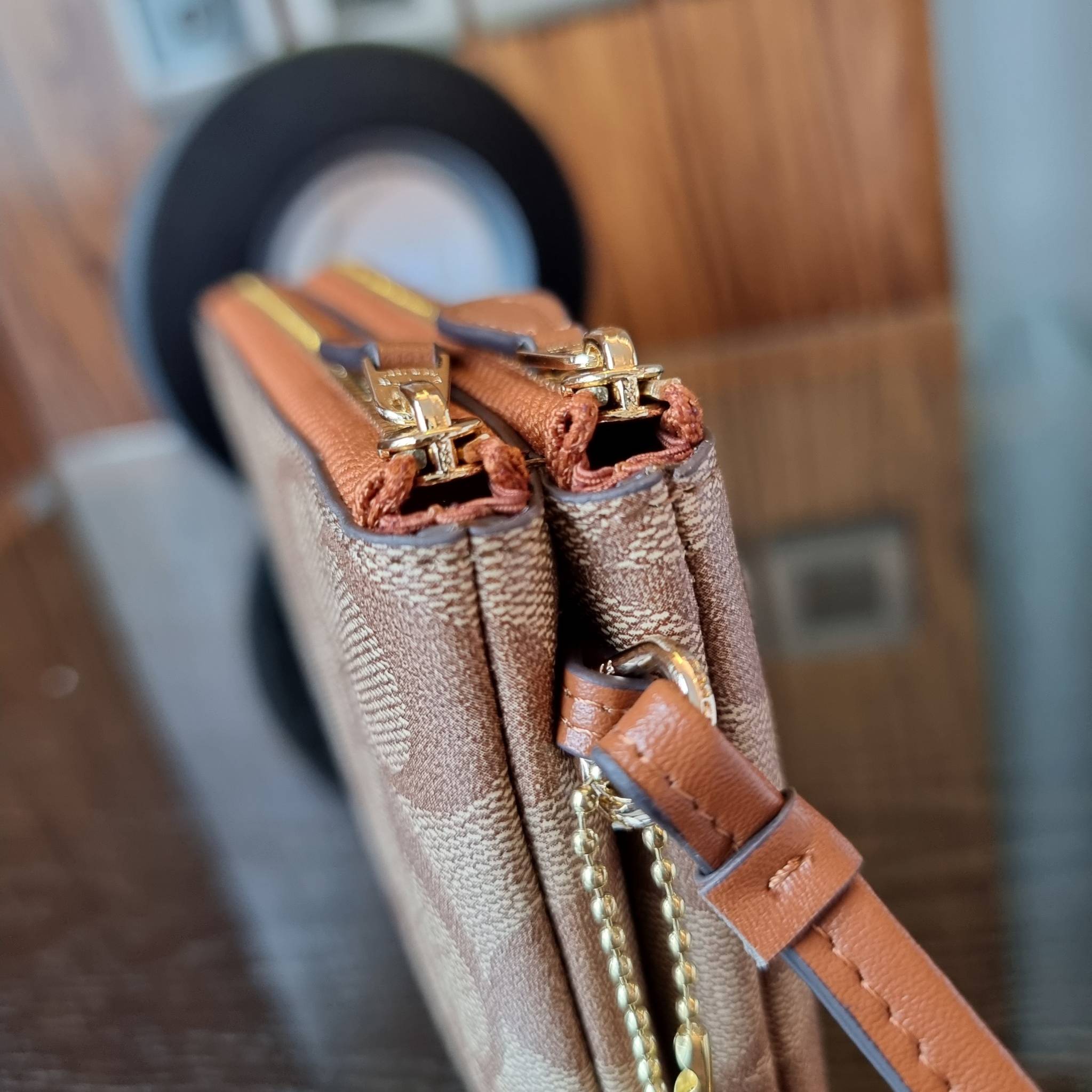 COACH F87591 DOUBLE CORNER ZIP WALLET IN SIGNATURE COATED CANVAS คล้องมือรุ่น 2 ซิป!! มาแล้วจ้า 🌟🤗 ไซส์นี้คือเหมาะมือจริงๆ พกง่ายเช่นเคย ไม่ต้องกังวลว่าจะเกะกะหรือกินพื้นที่กระเป๋าหลัก วัสดุหนังแคนวาสเคลือบลาย มีช่องหลักแยก 2 ช่อง ภายในบุผ