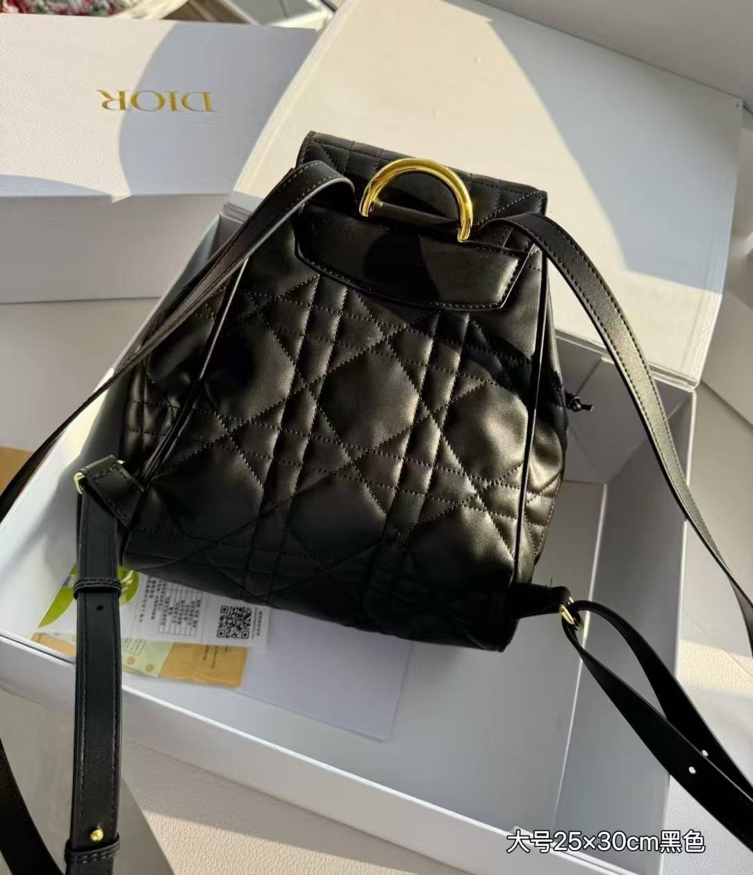 DIOR Medium Caro Backpack กระเป๋าเป้ไซส์กลาง ขนาดกำลังดีน่าใช้ หนังสวยเกินเรื่องมากๆ สัมผัสนิ่ม หรูหรา หูจับในตัวดีไซน์โค้งมนอะไหล่ทองสวยโดดเด่นไม่เหมือนใคร