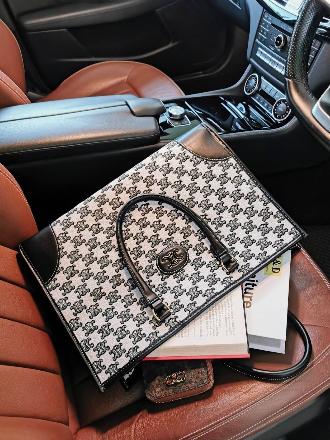 CELINE LARGE TOTE BAG VIP GIFT WITH PURCHASE (GWP) กระเป๋าพรีเมี่ยมกิ๊ฟ Limited จาก CELINE HAUTE PARFUME DUTYFREE COUNTER วัสดุ CANVAS ทรงเหลี่ยมดีไซน์ Casual สวยคลาสสิคสไตล์สาว Lisa ใบใหญ่ใส่สัมภาระได้เยอะจุใจภายในโล่งกว้าง ใส่เอกสาร A4 หนังสือ กระเป๋าสต