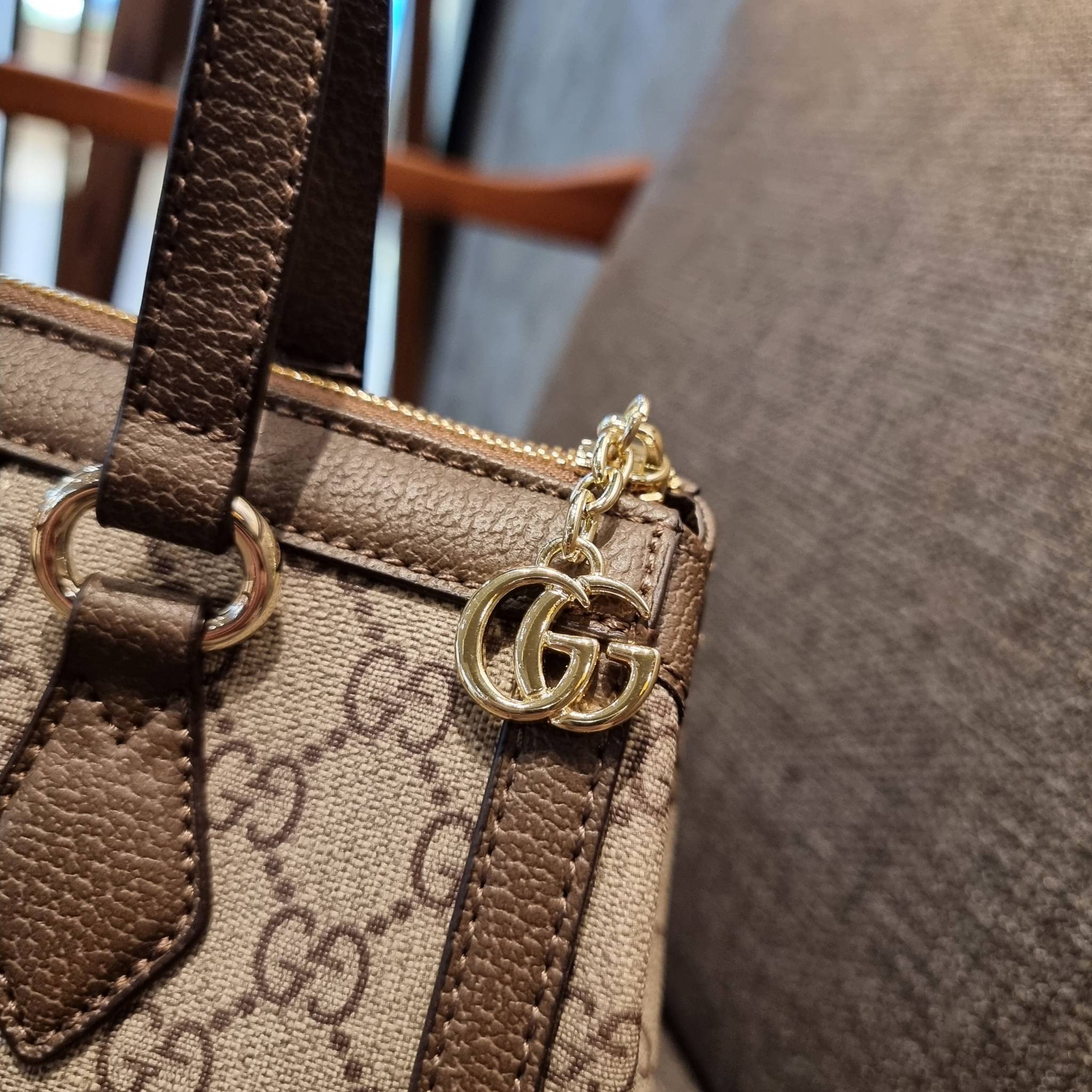 GUCCI Ophidia Small GG Tote Bag GC CLASSIC SMALL TOTE BAG WITH GWP กระเป๋าถือ/สะพาย อีกรุ่นหายาก ที่คงความสวยคลาสสิค และเรียบหรู วัสดุหนังแคนวาส ดีไซน์แถบคาดโดดเด่น รูปทรงสวยน่าใช้มากๆ สะพายขับผิว เปิด-ปิดกระเป๋าด้วยซิป หัวซิปตัว G อะไหล่สีทอง ภายในโล่งกว