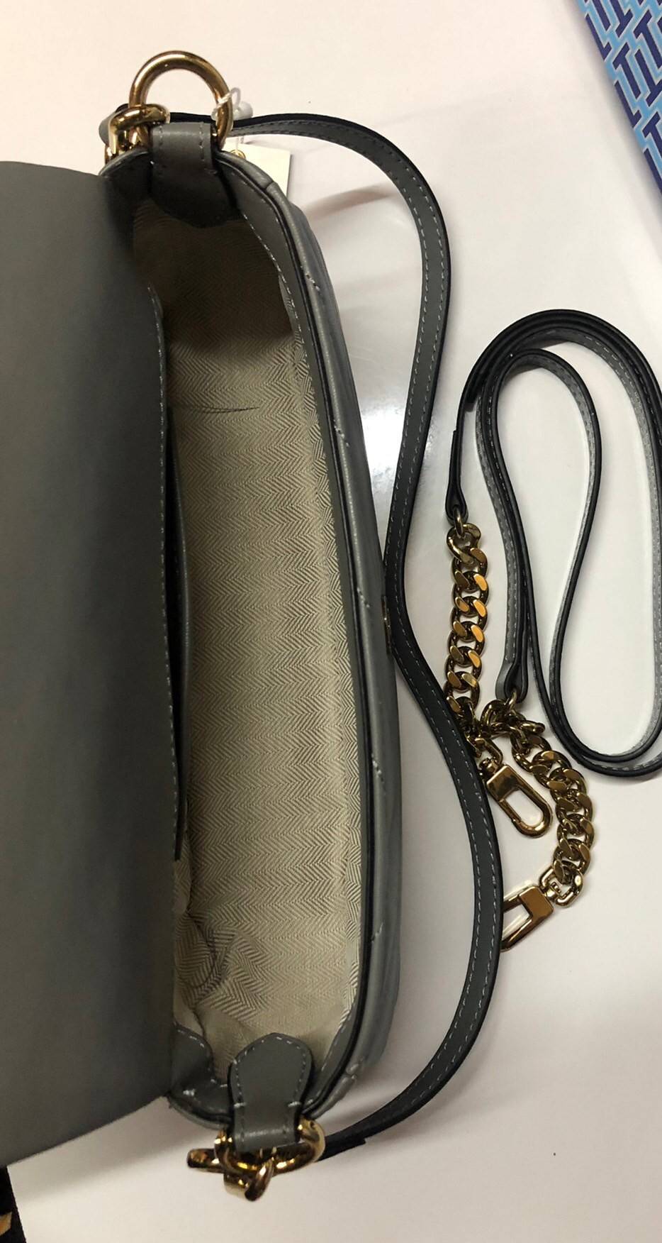 TORY BURCH KIRA CHEVRON SMALL FLAP SHOULDER BAG รุ่นใหม่ พร้อมสีใหม่ มาให้จับจองแบบไม่ต้องรอพรีฯ กระเป๋าสะพาย ขนาดกะทัดรัด ไซส์สะพายคล่องตัว หรือจะคล้องไหล่ หรูๆ ลูกคุณหนูไปอีก สีผู้ดีมากๆ ดีไซน์รูปทรงคลาสสิคเฉพาะตัว วัสดุหนังแกะ สัมผัสนิ่ม เปิด-ปิดด้วยกร