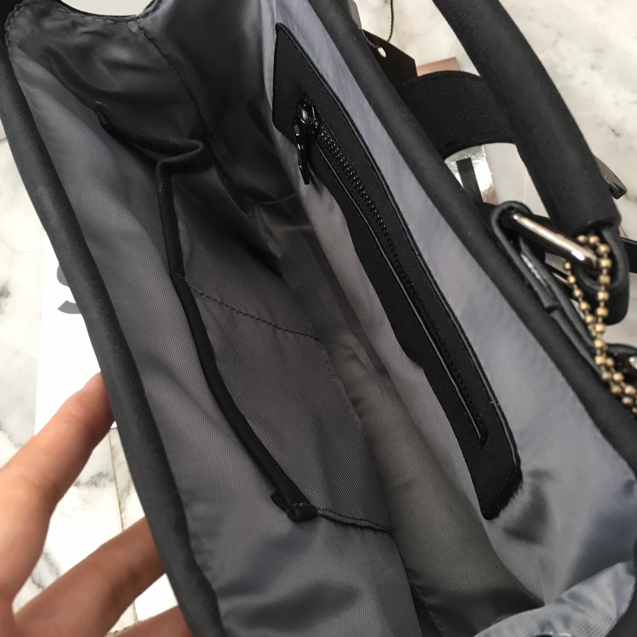 รุ่นหายาก จากแบรนด์ DAVID JONES หนังกลับ สวยมาก แถมทรงเก๋มากๆค่า 😍 ตัวกระเป๋าขนาดกะทัดรัด น้ำหนักเบา จุของคุ้มมากๆ คะ สีกระเป๋า เข้ากับชุดง่ายมากคะ ใบนี้ #แนะนำเลยค่า