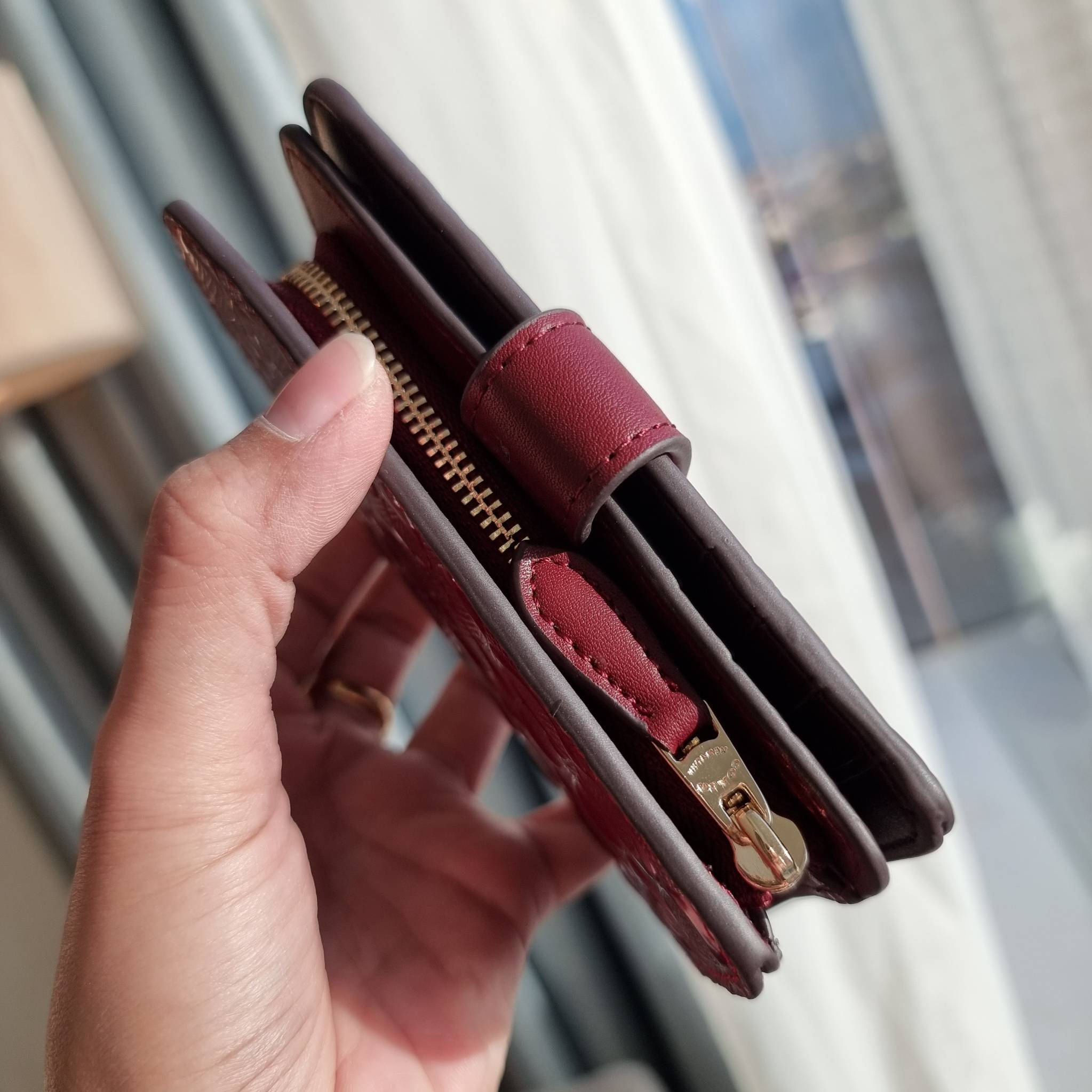 OUTLET 】COACH F25937 MEDIUM CORNER ZIP WALLET กระเป๋าสตางค์ใบกลาง 🔥 รุ่นหนังแก้วสุดฮอต!! สวยหรู ขนาดกำลังเหมาะมือ ดูดีดูแพงทุกสี มีช่องใส่บัตรและธนบัตรครบ และมีช่องแยกสำหรับใส่เหรียญ มาให้ครบเซ็ท พร้อมเสิร์ฟความสวยให้ถึงบ้านไปเลยจ้า