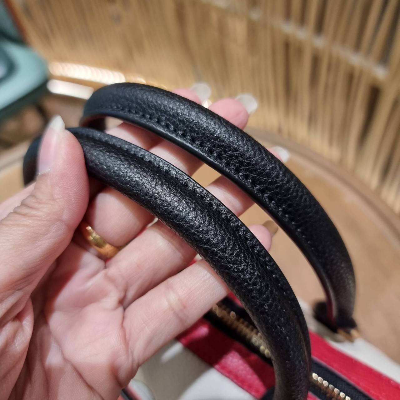 LIMITED EDITION💥 🌈สวย+คุณภาพ สินค้าต้องมีค่า Coach X Peanuts Rowan Satchel With Snoopy ((C6164)) พร้อมส่งที่ไทย ใหม่ล่าสุด ห้ามพลาดค่าา! สวยกันให้สุด กับกระเป๋าทรงหมอน ขนาดกลางกำลังดี หนังแท้นิ่ม ลายหนังสวยงามมากๆค่ะ 🔺ด้านหน้ามีโลโ