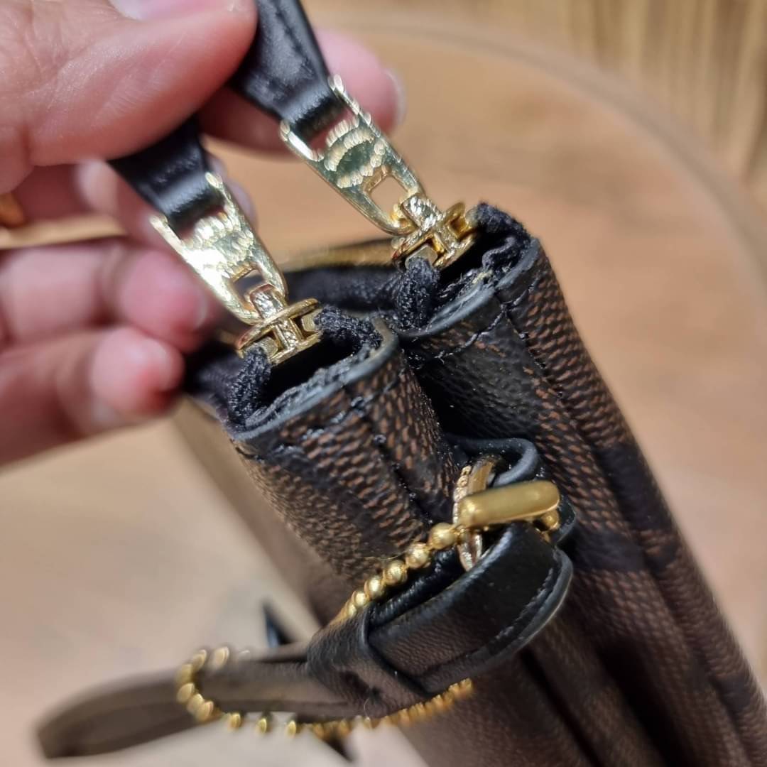 COACH F54057 DOUBLE ZIP WALLET IN SIGNATURE กระเป๋าคล้องมือ size L ใบนี้ใส่มือถือได้ทุกรุ่น ขนาดกำลังดี พกพาสะดวกมากๆ วัสดุหนังสังเคราะห์ ภายในเป็นผ้าสีสวยคม ใส่ธนบัตร ใส่บัตรได้เยอะ ใส่มือถือได้สบายๆทุกรุ่น ตอบโจทย์สาวๆที่ไม่ชอบพกเยอะวุ่นวายจ้า ใบนี้เอาอ