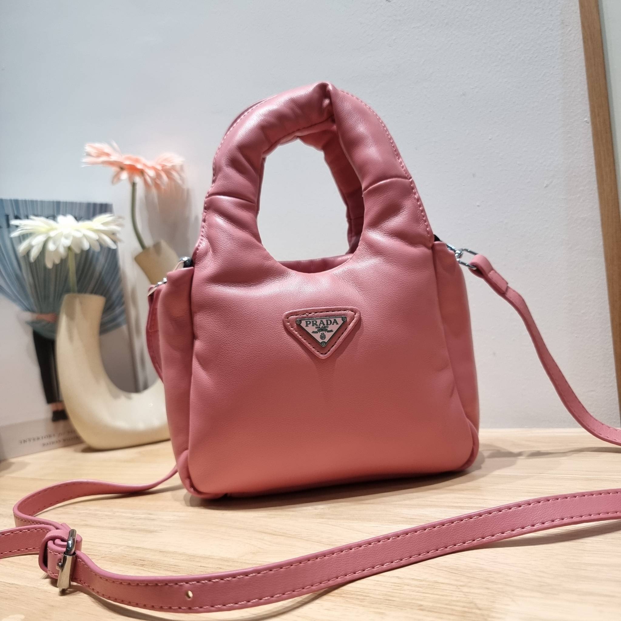 PRADA Small padded Soft nappa-leather bag พร้อมส่ง 4 สี น้องใหม่ล่าสุด กับคอลเลคชั่นที่ทำออกมาตอบโจทย์ได้ทุกไลฟ์สไตล์