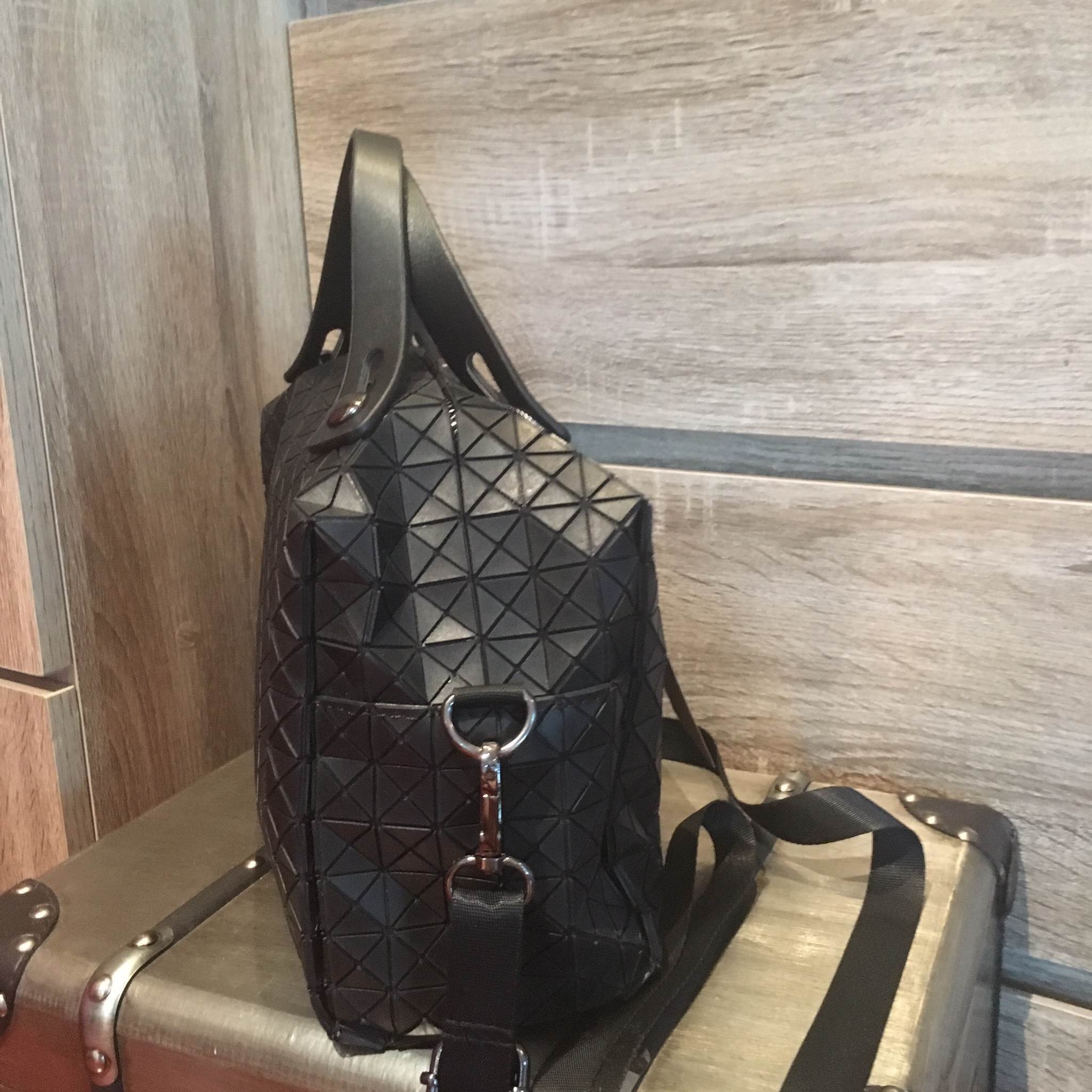 สินค้าขายดีที่สุด ทรงยอดฮิต จากแบรนด์ David Jones สวย น่ารัก ขนาดตอบทุกโจทย์การใช้งาน เห็นแล้วหลงรักเลยคะ ตัวกระเป๋าขนาดกำลังดี จุของคุ้ม สวยมาก ดูแลรักษาง่าย พร้อมสายสะพายยาว ภายในมีช่องซิป และช่องใส่ของจุกจิก 2 ด้าน เลยค่า มีถุงผ้าแบรนด์ให้คะ