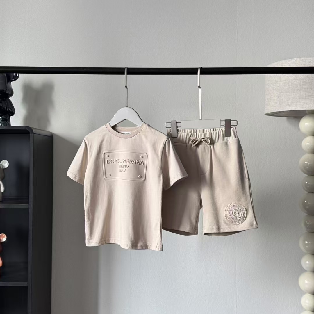 สลับแท้ เกรดเทพ เสื้อผ้าเด็กแบรนด์เนม Dolce & Gabbana งาน 1:1 เซตเสื้อพร้อมกางเกง รุ่น uni-sex ใส่ชิลๆ ผ้าคอตตอนแท้อย่างดีงานนำเข้า จากโรงงานเทียบแบรนด์