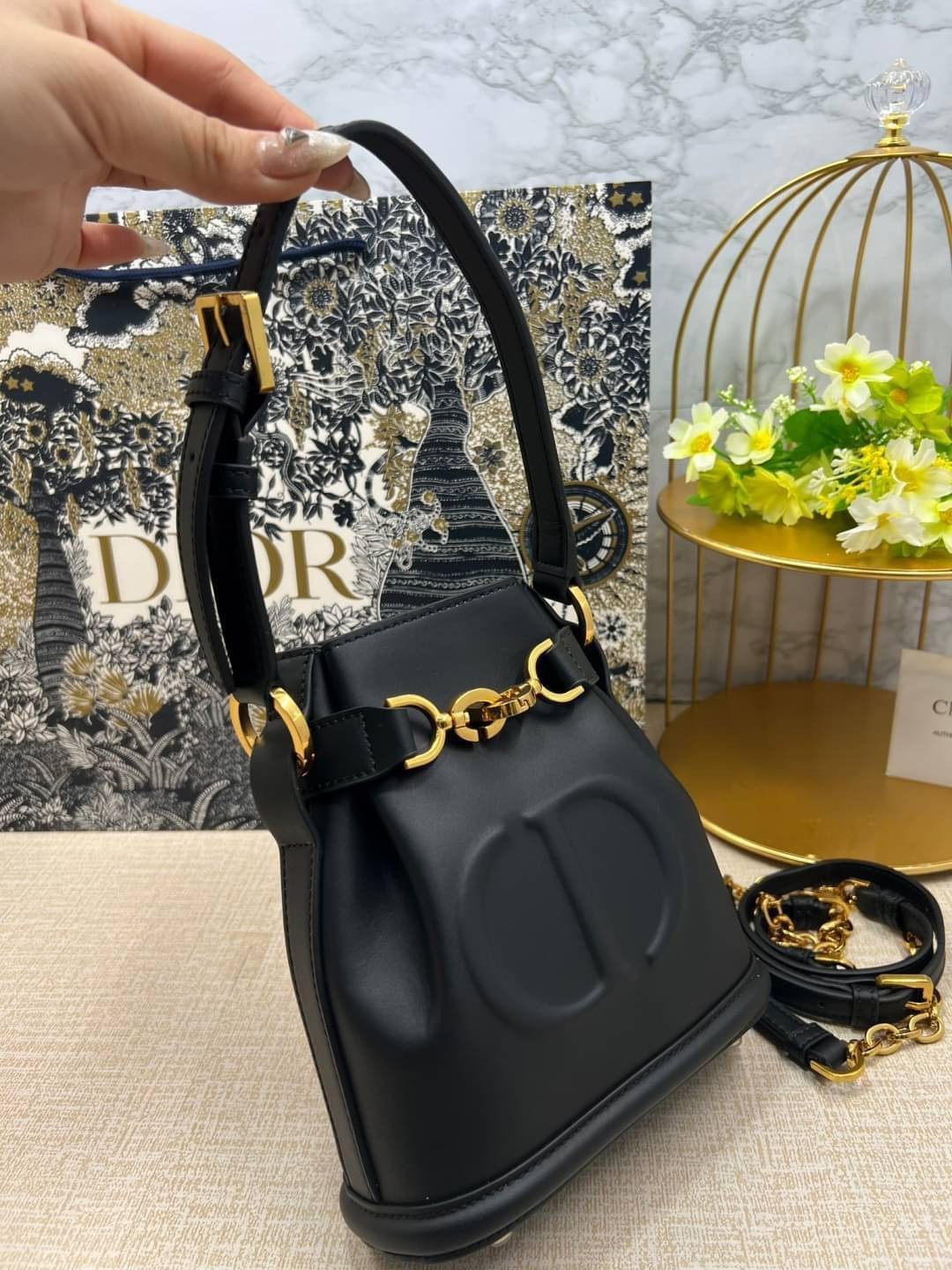 DIOR SMALL C'EST DIOR BAG 17 cm / Dior bucket bag รุ่นใหม่สวยหรู ดูแพงมากค่ะ กระเป๋าสะพายบัคเก็ต รูปทรงคลาสสิค ใช้งานง่ายภายในโล่งกว้างมาก สวยมาก ควรมีค่า