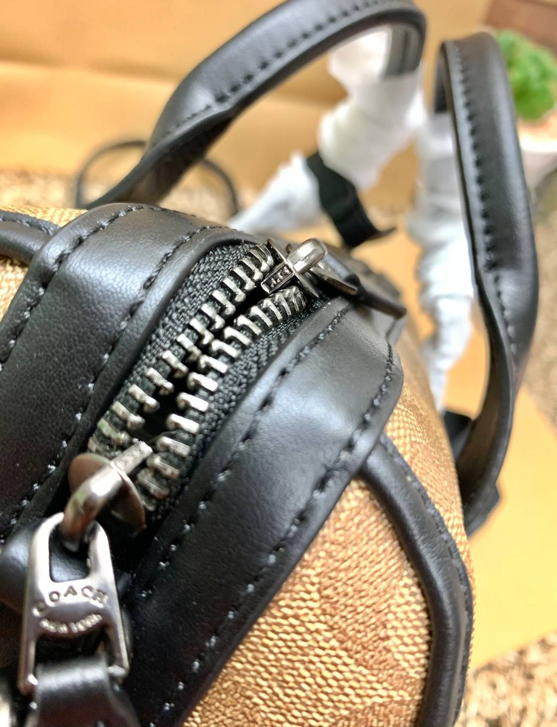 COACH GOTHAM DUFFLE 24 IN SIGNATURE CANVAS CA186 พร้อมส่ง กระเป๋าทรงหมอนรุ่นใหม่บ่าสุดปี 2022 รุ่นนี้สามารถใช้ได้ทั้งชาย//หญิง หนังแท้อย่างดี นิ่มทรงสวย มากๆค่ะ เปิด-ปิดกระเป๋าแบบซิปคู่ด้านบนมีกระดุมรวบหูหิ้วให้ด้วยนะคะ ภายในกระเป๋าสามารถใส่สัมภาระที่จำเป