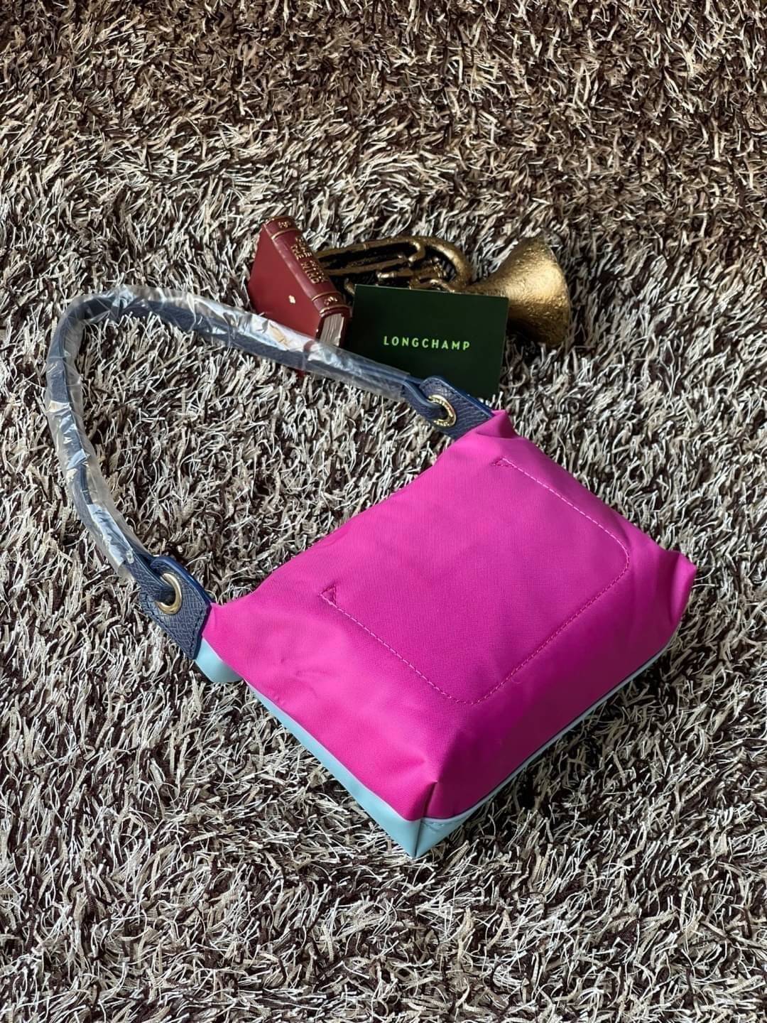 LONGCHAMP LE PLIAGE RE-PLAY Shoulder bag แฟน ๆ ของกระเป๋าไนลอนพกพาอันเป็นเอกลักษณ์ของแบรนด์ ตอนนี้มีคอลเลกชั่นใหม่ล่าสุดให้เลือกสรร