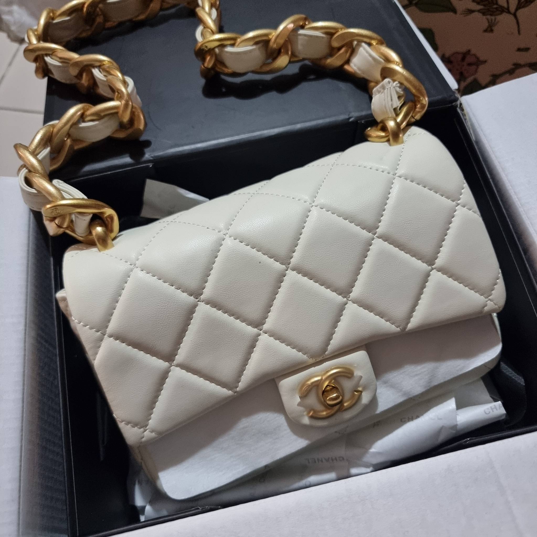 Chanel chunky chain bag สวยฟาดย้อนยุคความหรู ในราคาที่จับต้องได้ กับกระเป๋าสะพายไหล่ ไซส์กำลังสวย โดดเด่นด้วยสายสะพายโซ่สลับหนังเส้นใหญ่ ทนทาน ดูแพง