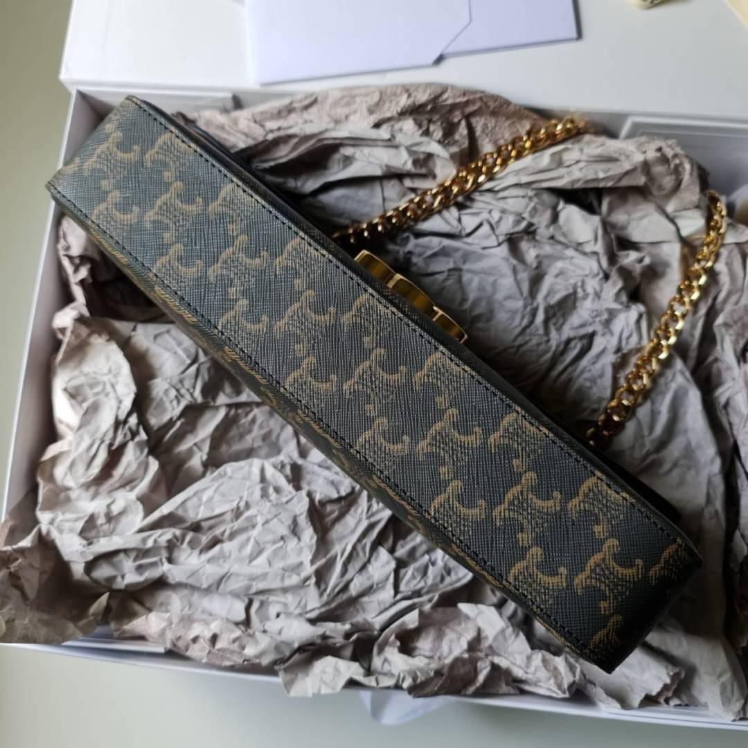 CELINE Women Chain Bag Triomphe in Triomphe Canvas-Tan / CELINE TRIOMPHE CHAIN SHOULDER BAG / CELINE WOMEN WINTER 21 ก็ปังๆ ยาวๆ ไปเลยสิคะ กระเป๋าดีไซส์ใหม่ ใหญ่กว่าเดิม จุของได้เยอะ งานหนังแคนวาสสวยหรู สวยมากกก เก๋มาก ต้องมีแล้วค่าา แบบใหม่ล่าสุด งานพึ่ง