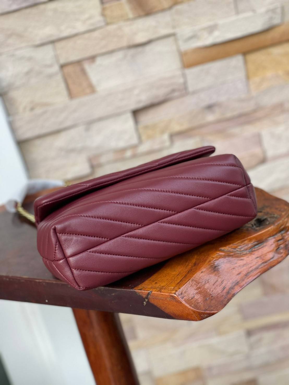 Tory Burch Kira Chevron Small Convertible Shoulder Bag เป็นกระเป๋าที่ใช้ในการออกงานสำคัญหรือวันที่มีปาร์ตี้สังสรรค์ คุณควรเลือกใช้กระเป๋าที่มีดีไซน์สะดุดตา