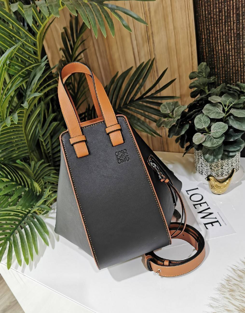 LOEWE HANDLE & SHOULDER BAG VIP GIFT WITH PURCHASE (GWP) กระเป๋าถือหรือสะพายหนังแท้พรีเมี่ยมกิ๊ฟ Limited จาก LOEWE PERFUME DUTYFREE รุ่น Rare items สุดๆวัสดุหนังแท้ Calfskin หนังสวยดีไซน์มีเอกลักษณ์ ใบใหญ่กำลังดี น้ำหนักเบา ด้านข้างมีซิปปรับขยายได้หลายทรง