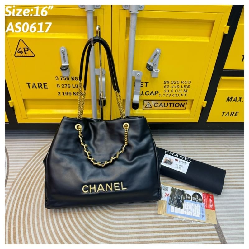 Chanel Tote Leather Bag กระเป๋าทรงโท้ทใบใหญ่ หนังเรียบผิวสัมผัสดีงามน่าหลงใหล อะไหล่สีทองเงางาม ดีไซส์เรียบหรูใช้งานง่าย รุ่นนี้สามารถใช้ได้ทั้งผู้หญิงและผู้ชายน้า