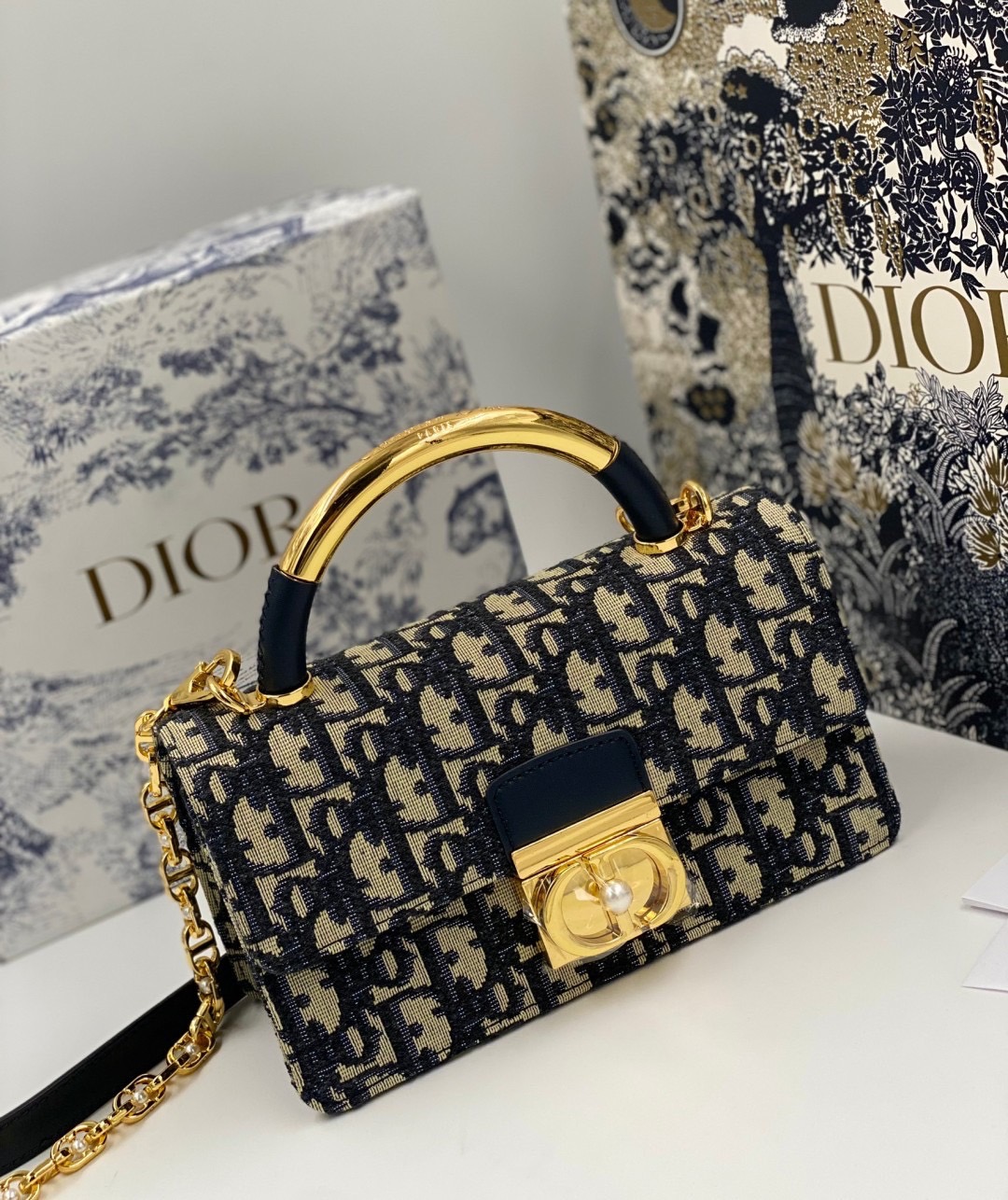 Mini Dior Ange Bag Macrocannage CD clasp with white resin pearl กระเป๋าถือพร้อมสายสะพาย ประดับตัวล็อคมุก สวยงามเหนือกาลเวลา เกรดออริ 1:1 ใช้งานต่างประเทศได้