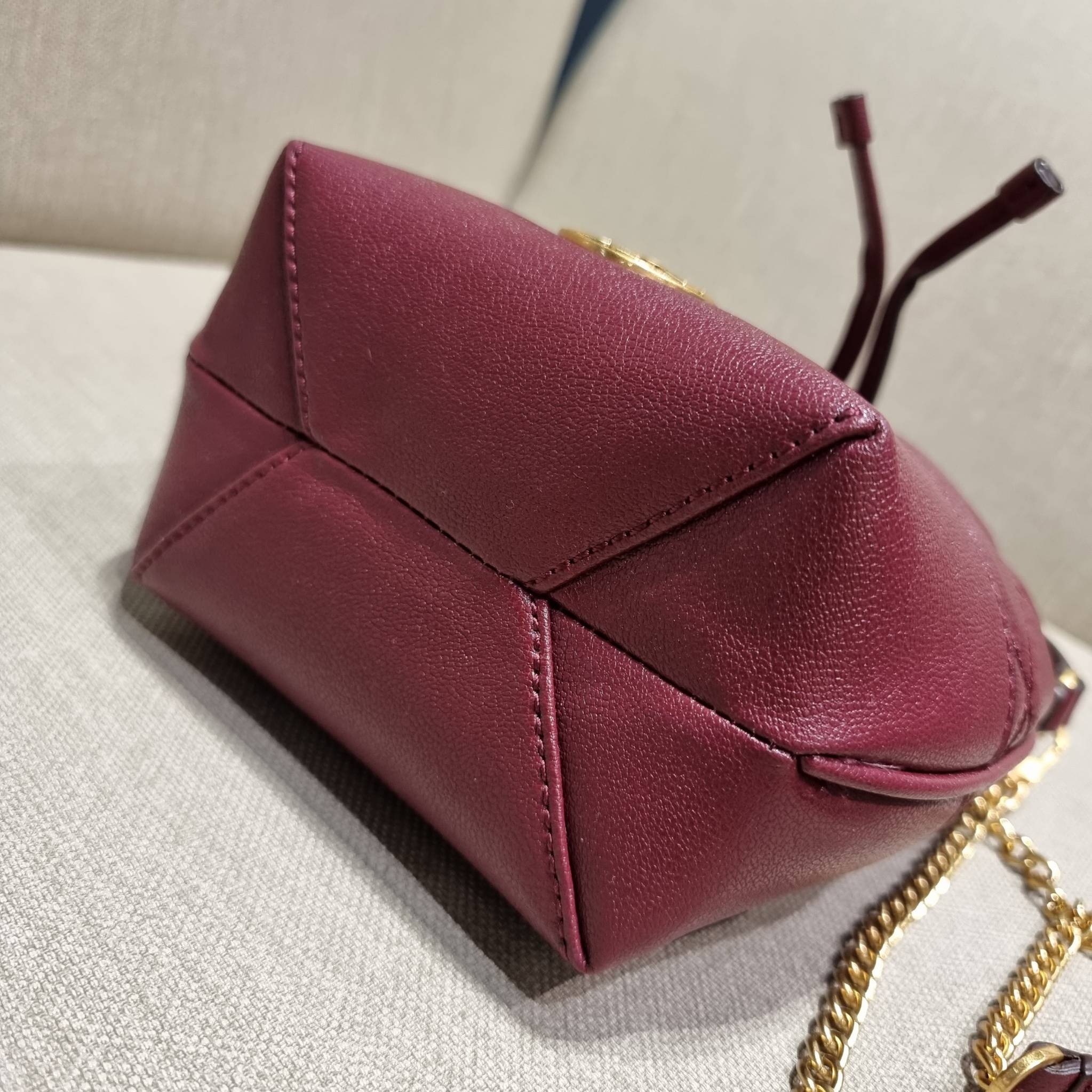 TORY BURCH WILLA MINI BUCKET BAG NEW ARRIVAL สุดปัง กระเป๋าสะพายทรงบัคเก็ต สวยผู้ดี โดดเด่นด้วยโลโก้สีทองดูหรู อัพลุคผู้ดี๊ผู้ดี วัสดุหนังแท้ ดีไซน์บุนวม เส้นคมดีเทลหรู เปิด-ปิดหนังรูดปากกระเป๋า มีหูหิ้วในตัว คล้องแขนเก๋ๆ ภายในเป็นช่องโล่ง มีช่องย่อย ใส่ข