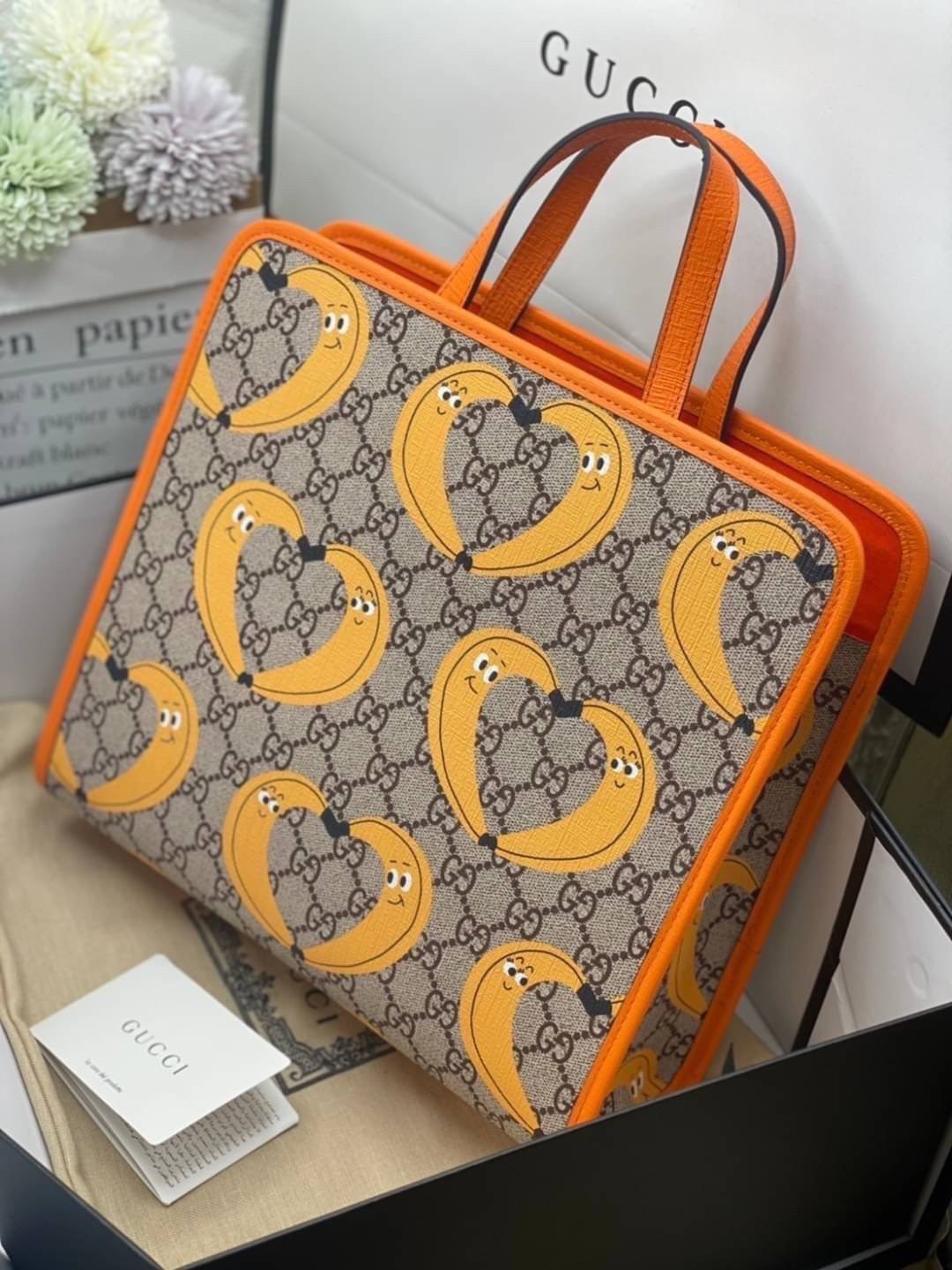 Ori GUCCI Children's tote bag GG kids ที่สุดของความน่ารัก ลิมิเต็ดแบบไม่มีเอาท์ สาวๆสายหวานไม่ควรพลาดด้วยประการทั้งปวงเลยค่าา หนังแท้เกรดดีที่สุด พิมพ์ลายแบรนด์รอบใบเทคเจอร์สวยอยู่ทรง ภายในมีโลโก้กว้างและจุสุดๆใส่สัมภาระได้เยอะ ภาพถ่ายจ