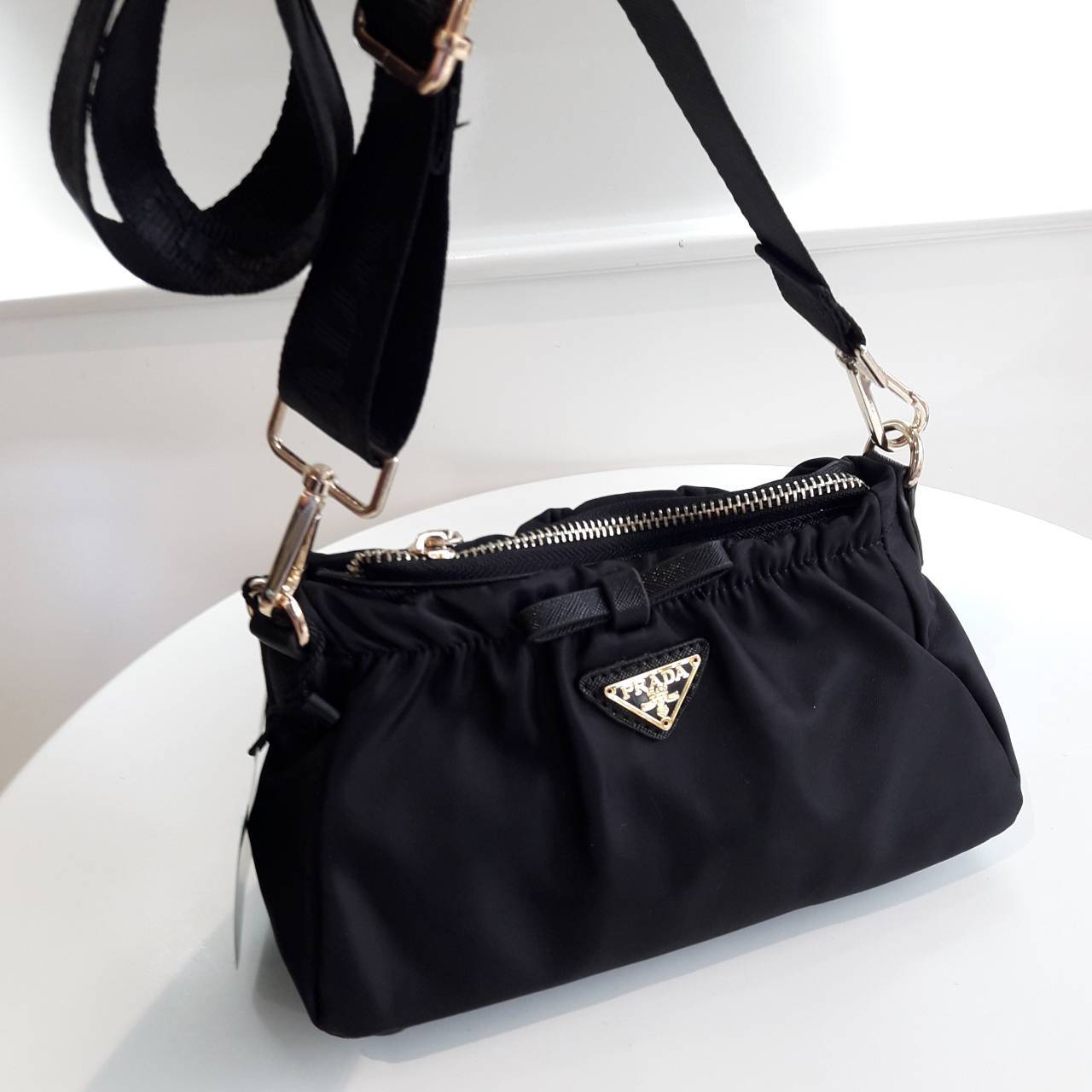 New arrival! **งานไซส์น่ารัก จากงานพรีเมี่ยมกิ้ฟ เคาเตอร์ต่างประเทศ Prada มีมาให้จับจองคะ รุ่นยอดฮิตที่สาวๆตามหากัน ภายนอกจับจีบปากกระเป๋า ดีมาก วัสดุผ้าNyonกันน้ำ เปิด/ปิดด้วยซิป สามารถคล้องมือเกร๋ๆ หรือจะถือเป็นครัชก็ไฮโซไปอี้ก ภายในเย็บติดป้ายหนังแบรนด