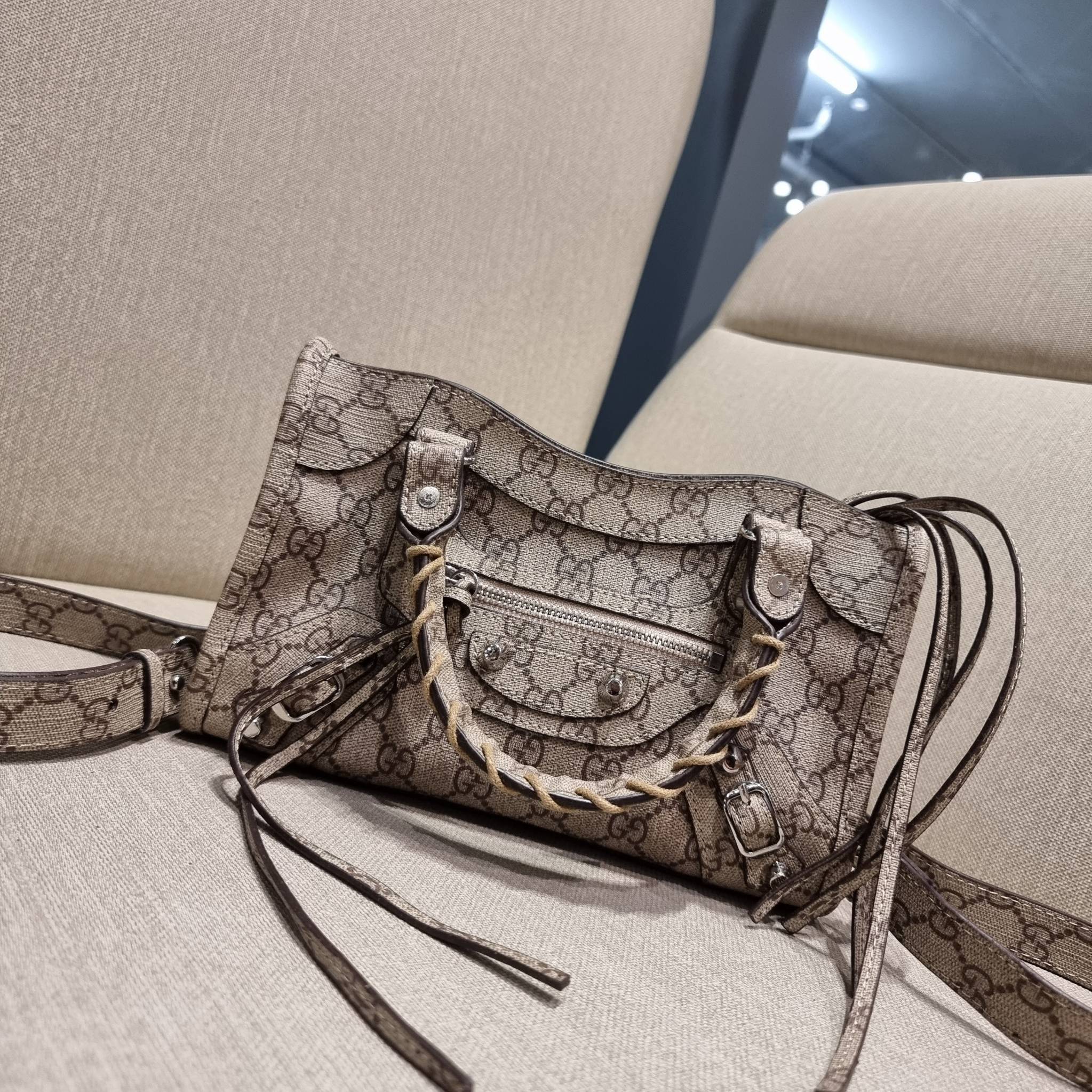 ไซส์ใหม่ กับรุ่นคอลแลบอีกหนึ่ง ที่ฮอตติดลมไม่เลิก!! Gucci×Balenciaga neo classic small bag กระเป๋าถือ/สะพายข้างที่โดดเด่นในสไตล์ที่ไม่ซ้ำ ไม่เกร่อ ดีไซน์มีกิมมิคและลูกเล่นแพรวพราว ทั้งหนังรูดซิป ทั้งหูจับ ทั้งความตกแต่ง มีดีเทลอัพราคาไปหมด วัสดุหนังแคนวาส