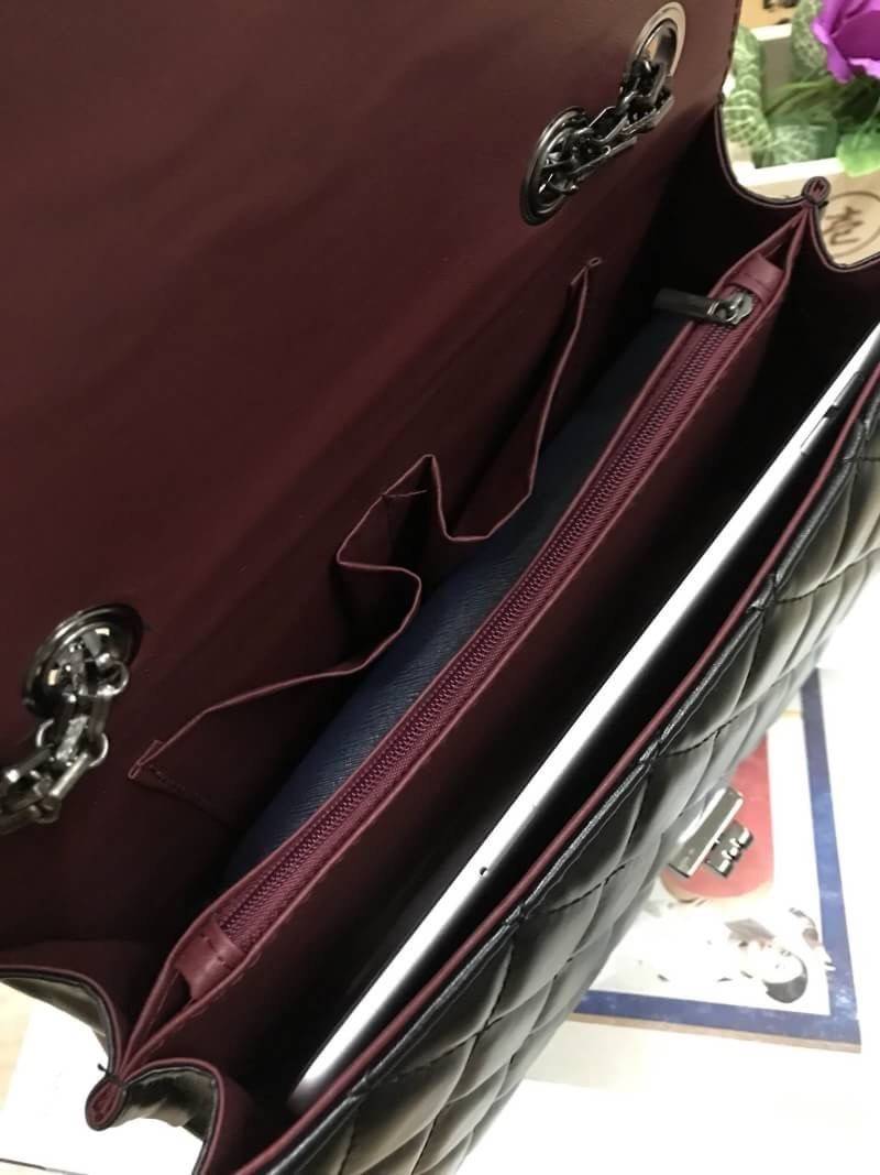 ZARA chain shoulder bag กระเป๋าถือหรือสะพาย look like chanel ดีไซน์สวยหรูแบบตารางทั้งใบ หนังนิ่ม เปิดปิดด้วยตัวล้อคทันสมัย ภายในมีหลายช่องเป็นสัดส่วนสะดวกใช้ มีช่องซิปคั่นกลาง จุของได้เยอะใส่กระเป๋าสตางค์ใบยาวได้ ด้านหลังมีช่องใส่ของได้อีก1ช่อง น้ำหนักเบา