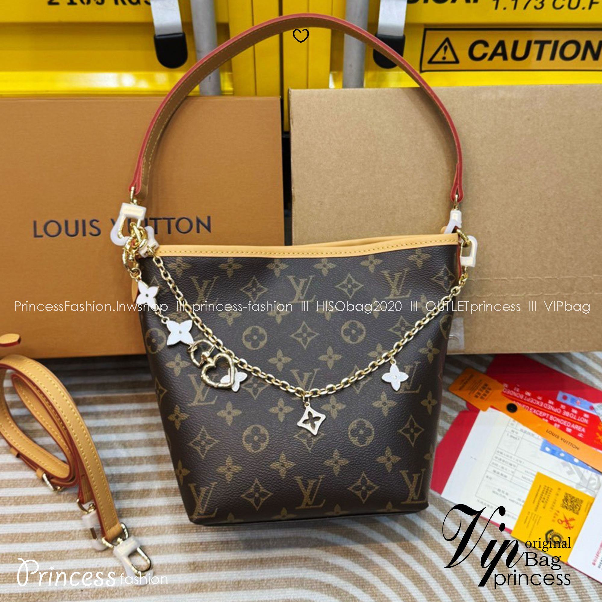 LV Bucket Shoulder Bag Monogram Canvas กระเป๋าสะพายทรงบัคเก็ต แต่งอะไหล่โซ่ทองพร้อมตัวห้อยสุดไอคอนิกยกระดับความหรูหรา คุ้มแบบไม่มีเบื่อ ดีไซน์คลาสสิคคงความเอกลักษณ์ ขนาดกำลังน่าใช้มากๆ