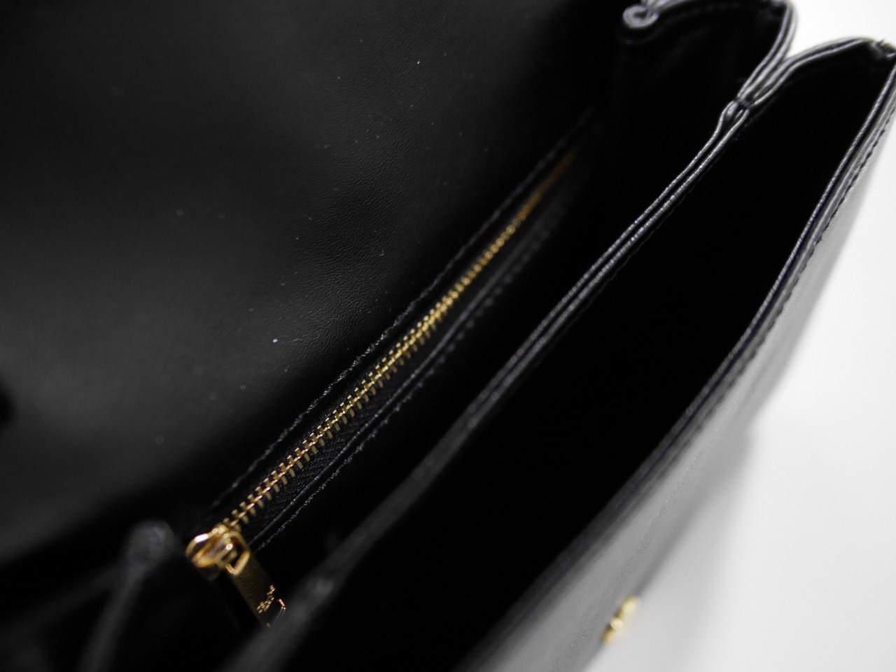 Celine Medium Tabou In Smooth Calfskin พร้อมส่งรุ่นใหม่แล้วค่า กับ CELINE SHOULDER BAG หนังเรียบสวยหรู ปรับดับพวงกุญแจสีทองด้านหน้า ด้านในเปิดด้วยด้วยกระดุม แบ่งช่องใส่ของออกเป็นสัดส่วน พร