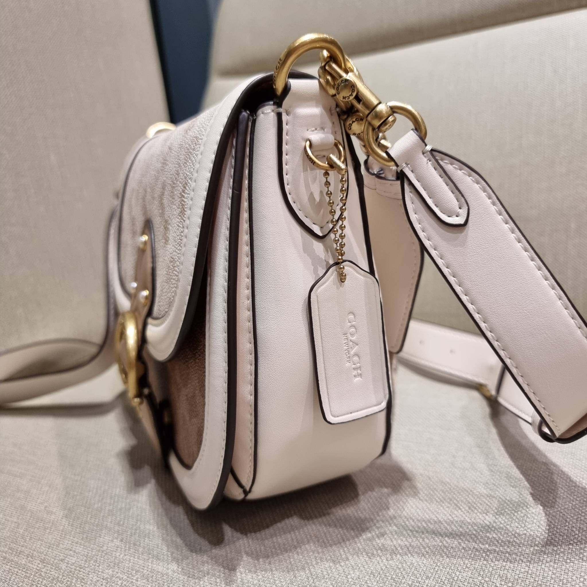 COACH C3837 BEAT SADDLE BAG WITH HORSE AND CARRIAGE PRINT The best item! ที่สาวๆรอคอย! ฮอตไฟลุก! สีหายาก ละมุนคุณหนู คอลเลคชั่นใหม่ ดีไซน์หรูหรา พิเศษมากๆมาพร้อมสายสะพาย 2 เส้น ใช้คู่กันหรือแยกสะพายก็สวยครบสูตร กระเป๋าสะพายทรง saddle คลาสสิค เปิด-ปิดด้วยก