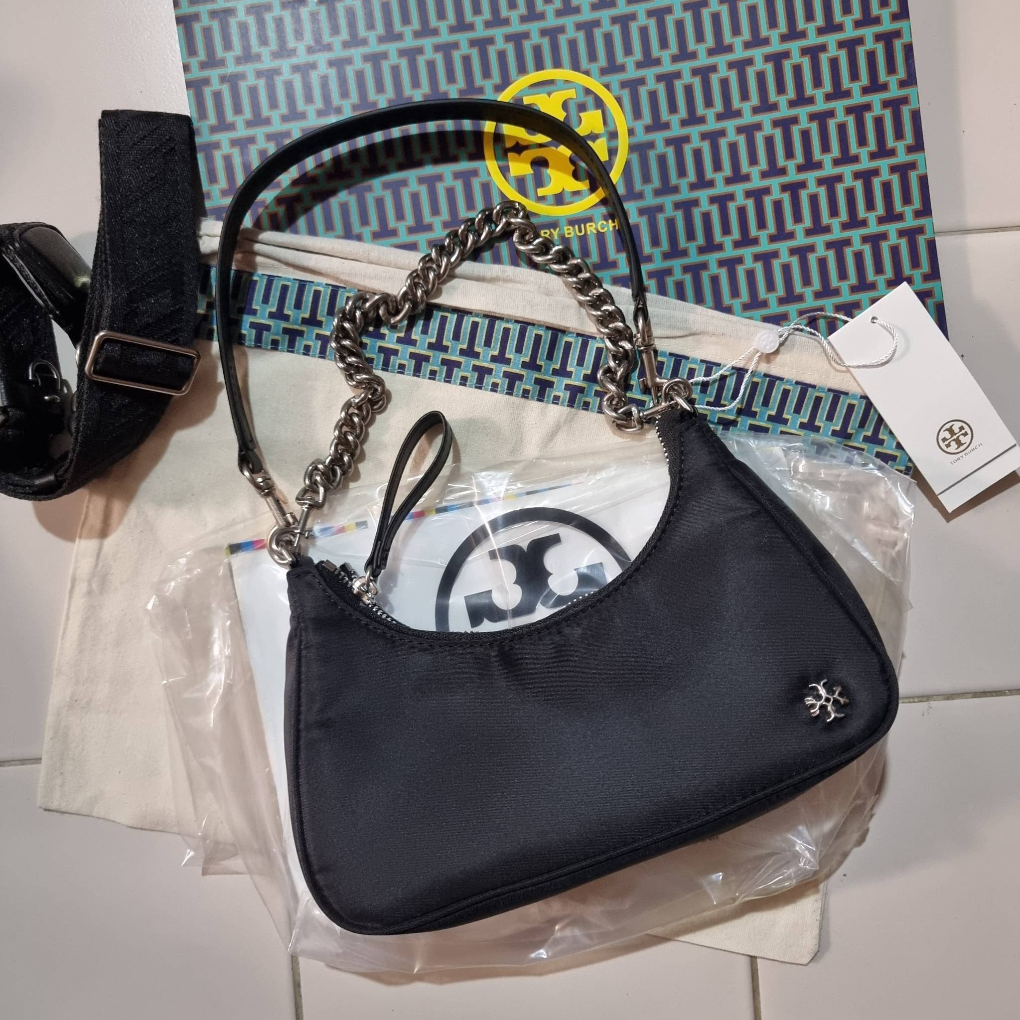 TORY BURCH MERCER NYLON SMALL SHOULDER BAG ใหม่ก่อนใคร!! กับคอลหวานๆ สดใสๆ กระเป๋าสะพายทรงโฮโบ ขนาดกะทัดรัด ฟังก์ชั่นการใช้งานจัดแบบเต็มที่ ด้วยสายสะพายถึง 3 เส้น สายโซ่คล้องแขน สายหนังแบบสั้นคล้องไหล่ และสายสปอร์ตเส้นใหญ่ ดูดี!! คุ่มแค่ไหนคิดดู!! วัสดุผ้