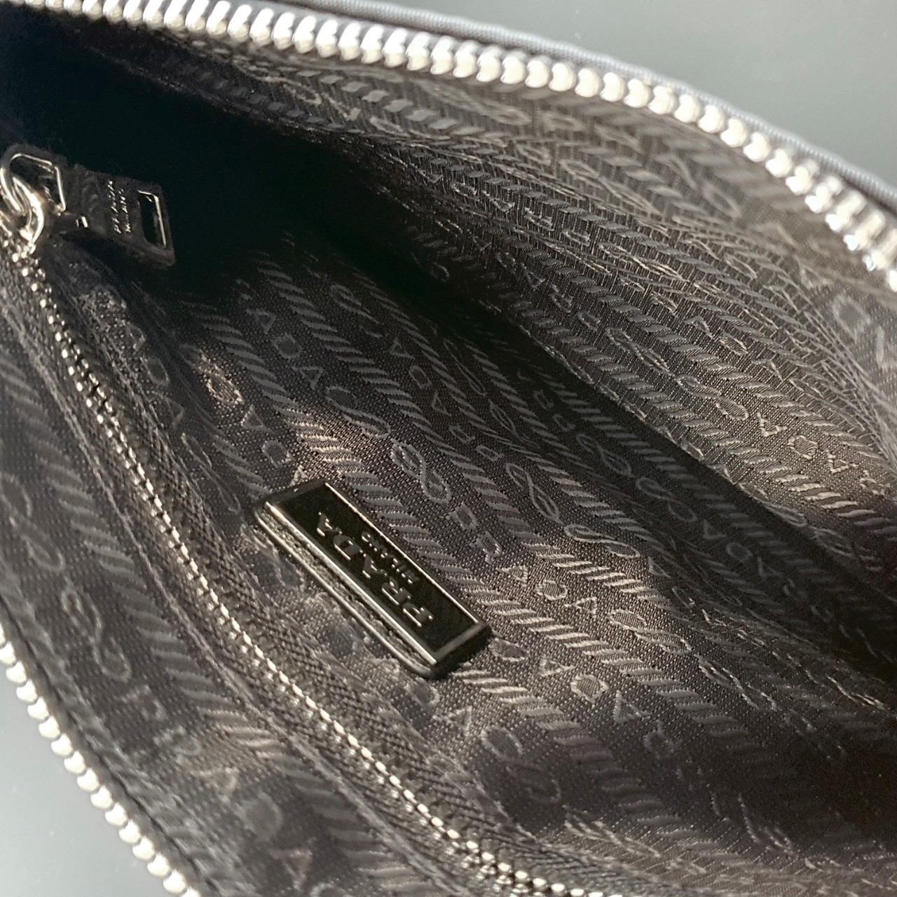 PRADA Clutch Bag / Prada Re-Nylon Logo-Plaque Clutch Bag - Black รุ่นใหม่พร้อมส่ง! กระเป๋าคลัชต์ กระเป๋าคล้องมือ แบรนด์ Prada อีกรุ่นที่ขนาดกำลังน่ารัก ตัวกระเป๋า เป็น Nylon เต็มใบ กันน้ำ