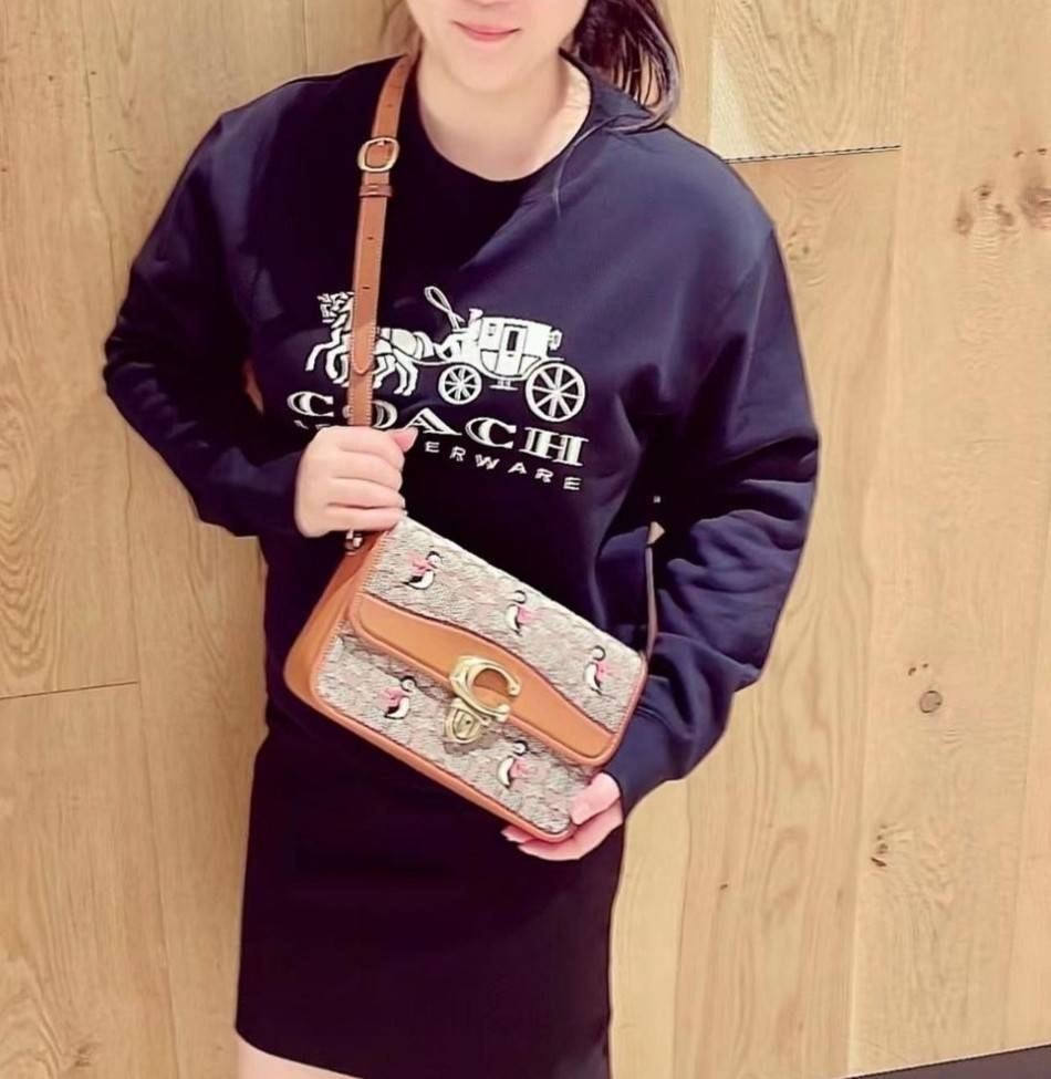 COACH STUDIO SHOULDER BAG IN SIGNATURE JACQUARD WITH PENGUIN MOTIF (C7935) กระเป๋าสะพาย ดีไซน์เฉียบ! สุดคลาสสิค ที่เป็นเอกลักษณ์เฉพาะตัว//วัสดุ JACQUARD พิมพ์ลาย SIGNATURE ผสมหนังแท้ รูปทรงสวย ดีเทลเรียบหรู เพิ่มดีไซน์โดดเด่น ด้วยการปักเย็บ รูปเพนกวินสุดน