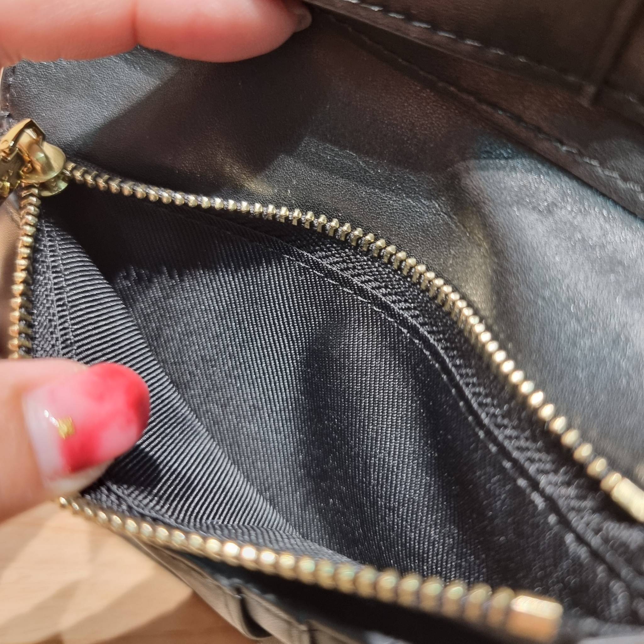 TORY BURCH KIRA CHEVRON MEDIUM SLIM WALLET กระเป๋าสตางค์ใบกลางรุ่นบาง ไม่กินพื้นที่กระเป๋า ดีไซน์เรียบหรู