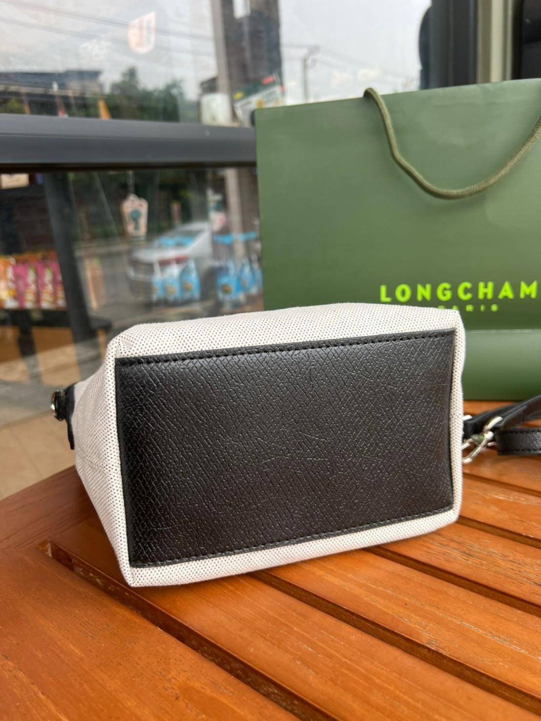 LONGCHAMP Roseau Bucket Bag กระเป๋าทรงถัง ถือหรือสะพายไหล่ได้ วัสดุผ้าฝ้าย แต่งหนังวัวลายนูน มีซับใน ด้านในกระเป๋าซิป1 กระเป๋าเล็ก1 อะไหล่เงิน มีสายยาวถอดสายได้ ปรับระดับไม่ได้ ดาราเซเลปใช้เพียบ รุ่นเดียวกับคุณแอนใช้ Hot Item!!!! ใบจริงสวยมากน้ำหนักเบา จุ