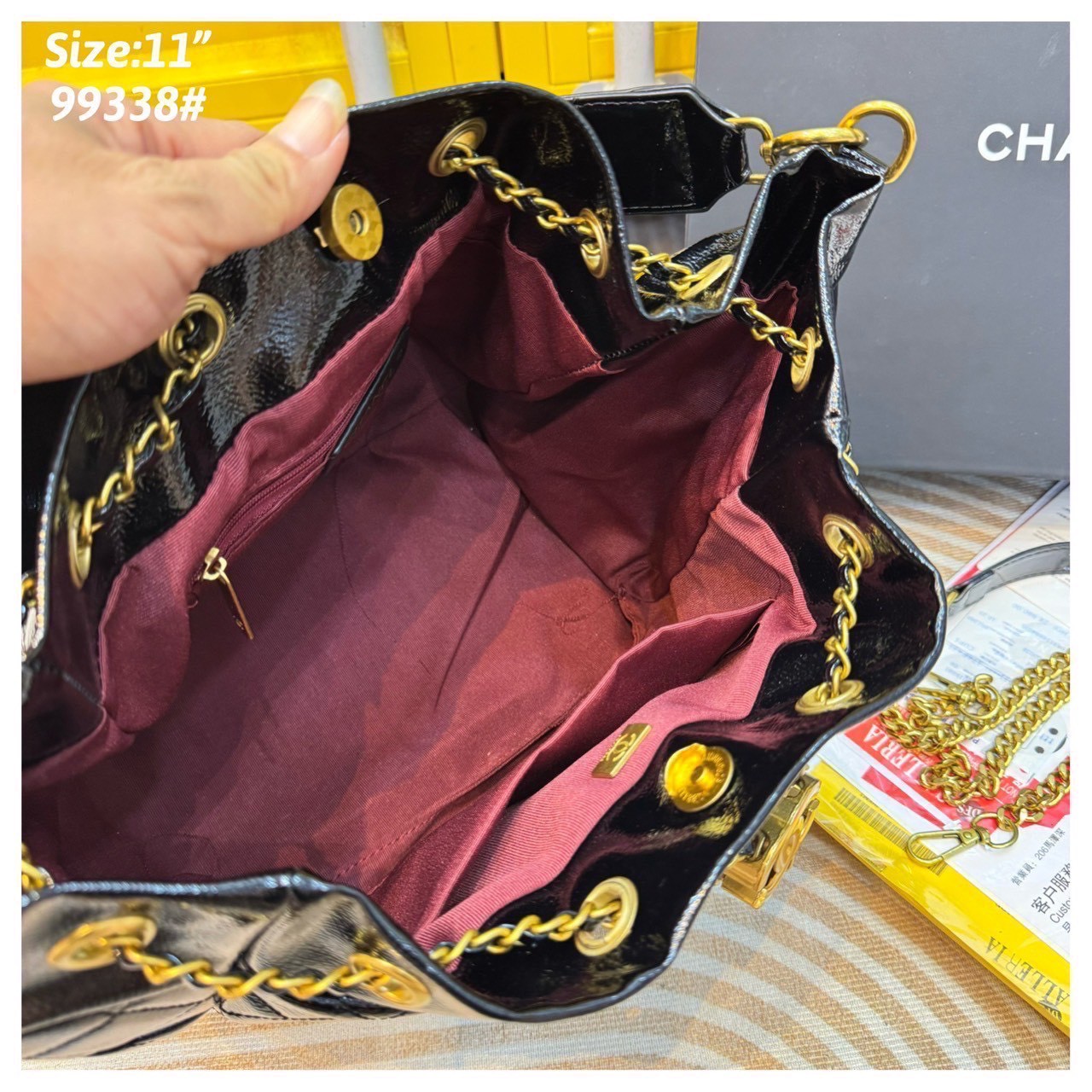 Chanel Bucket Bag กระเป๋าสะพายทรงบัคเก็ต สายสะพายโดดเด่นด้วย font โลโก้สีทองสวยหรู มีช่องใส่ของด้านข้างตอบโจทย์การใช้งานได้ดี ภายในโล่งกว้าง จุของได้เยอะ คุ้มค่ามากๆ