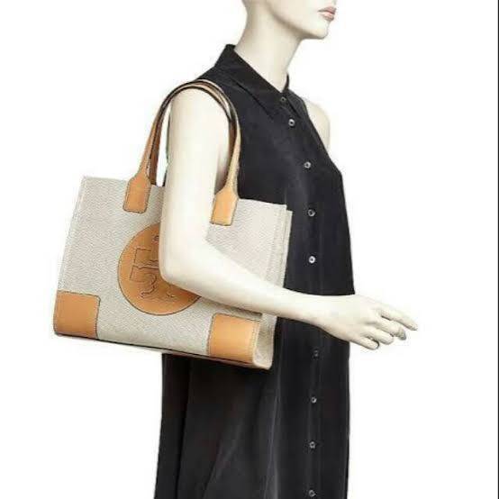 Tory Burch Ella maxi Logo Canvas Mini Tote Bag Collection นี้เป็นกระเป๋าที่ตอบโจทย์สาววัยทำงานอย่างมาก ด้วยโทนสีที่สุภาพ เรียบหรู อีกทั้งยังมีขนาดกำลังดีไม่ใหญ่จนเกินไปและยังบรรจุของได้จำนวนมาก จึงสามารถหิ้วไปทำงาน ชอปปิง หรือจะใช้เป็น Everyday Bag ในชีวิ