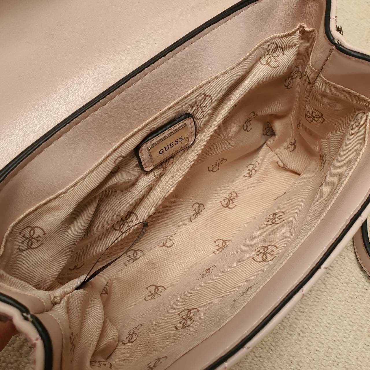 Guess elliana Crossbody Belt Bag รุ่นนี้ได้ทั้งสะพายยาวและคาดเอวค่ะ ด้านหน้าติดโลโก้แบรนด์สีตามหนังกระเป๋า หนังเป็นลายตาราง เปิดปิดด้วยกระดุมแม่เหล็ก ด้านในบุผ้าลายโลโก้แบรนด์ ด้านหลังมีที่สอดสายสำหรับคล้องเอว รุ่นนี้มีสายยาวให้ทั้ง 2 เส้นสำหรับต่างโอกาสค