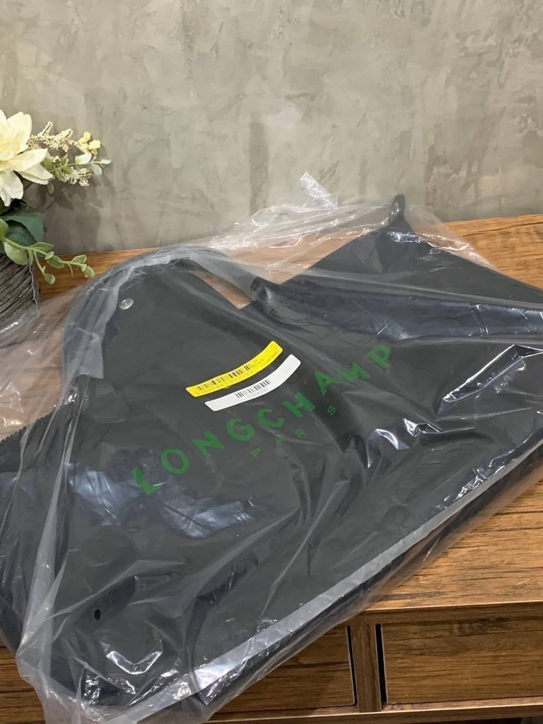 Longchamp Le Pliage Neo Size M มาพบกับกระเป๋ารุ่นยอดนิยม ที่สาวๆ ต้องมีไว้เก็บไว้สักใบ กระเป๋าโท้ทใบนี้ มาพร้อมกับสีที่มีสไตล์เรียบง่าย มีสายสะพายยาวช่วยให้คุณสามารถสะพายไหล่ได้อย่างสบาย ในขณะที่ที่ปิดแบบซิปช่วยให้คุณมั่นใจได้ว่าของด้านในมีความปลอดภัย Le 